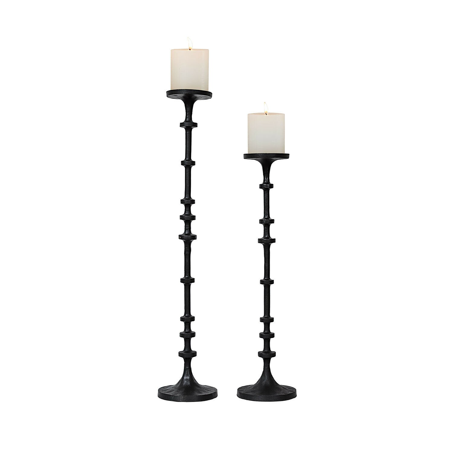 Set de 2 candeleros Reville Conjunto de dos candelabros de metal negro con velas blancas, decoración de interiores, iluminación