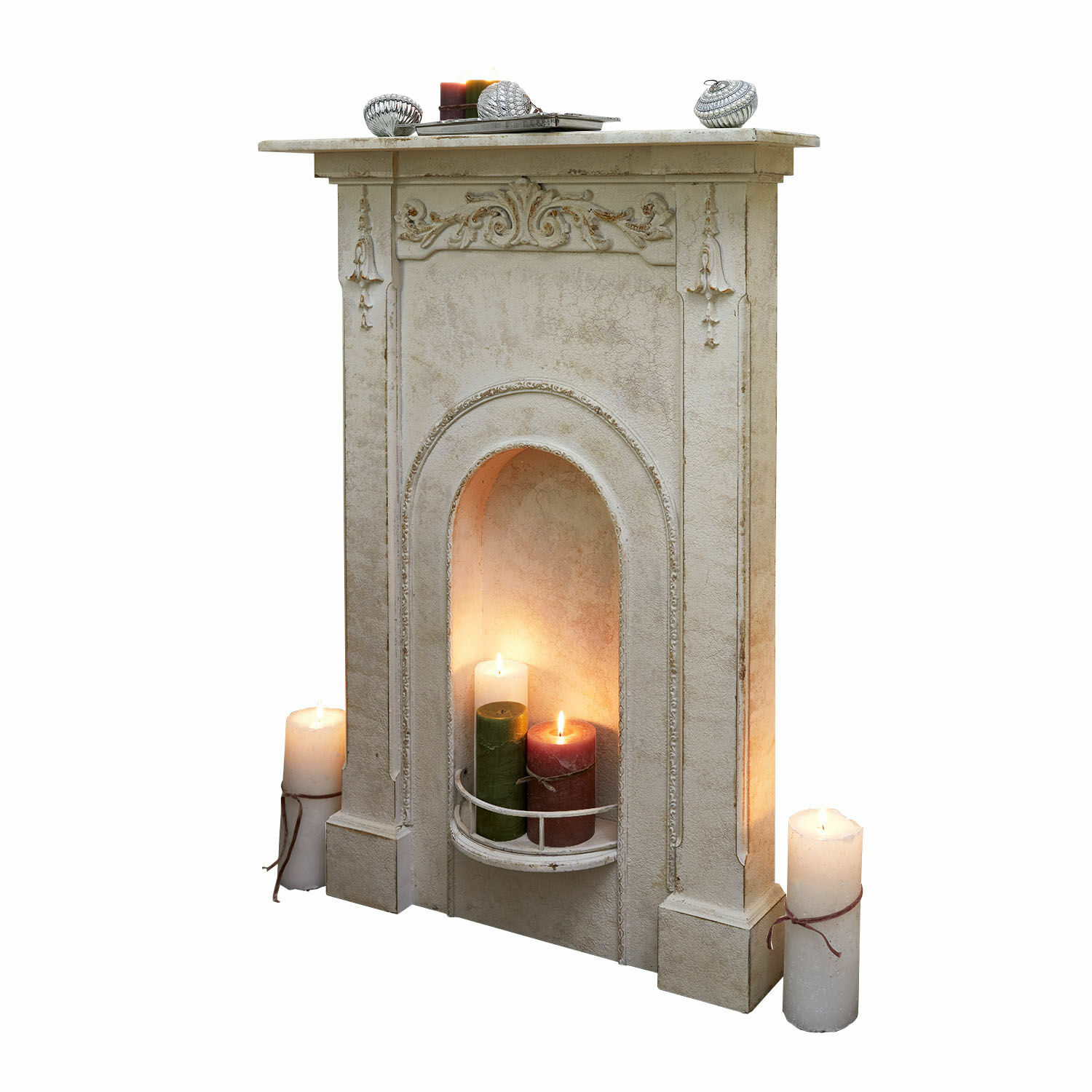 Consola de chimenea Câlanette Chimenea decorativa de material claro con velas encendidas blancas, verdes y rojas