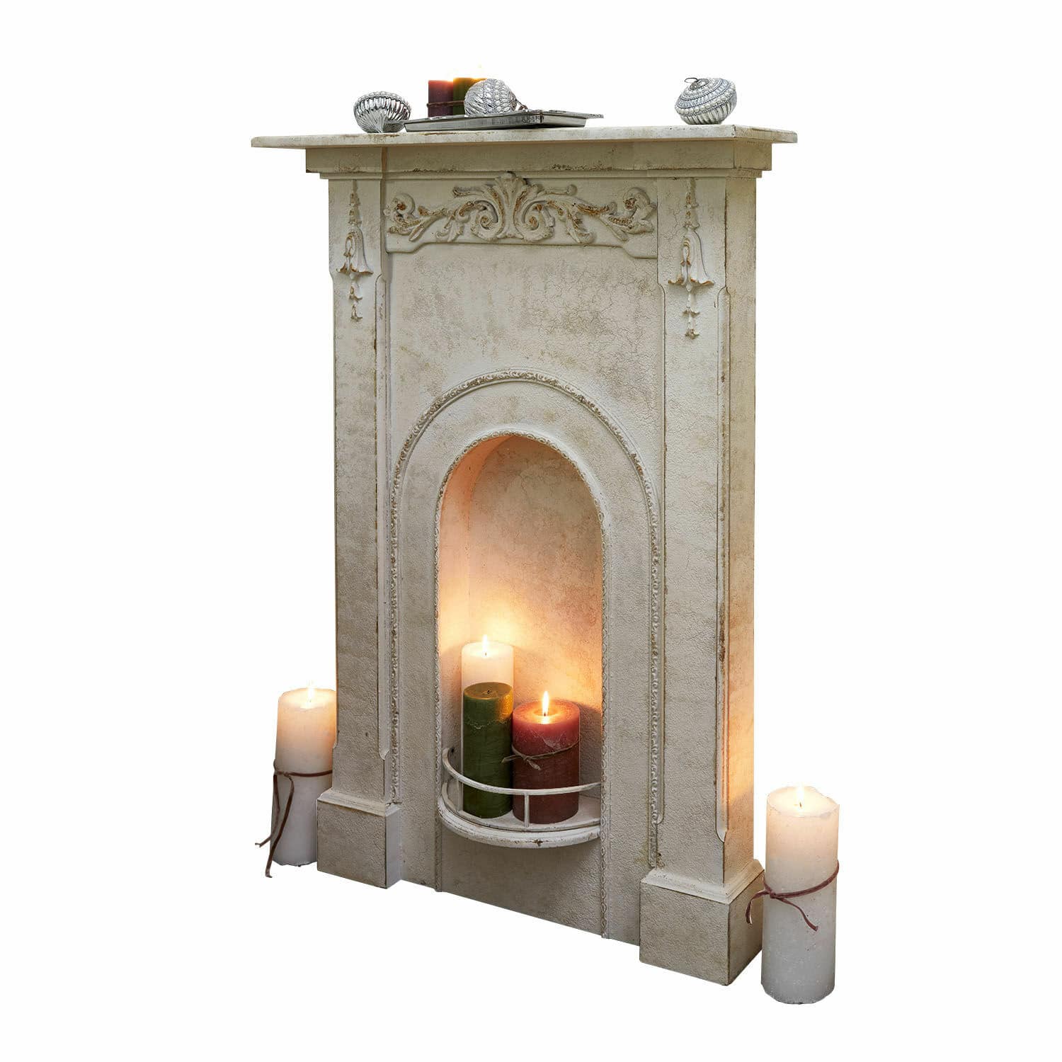 Consola de chimenea Câlanette Chimenea decorativa de material claro con velas encendidas blancas, verdes y rojas