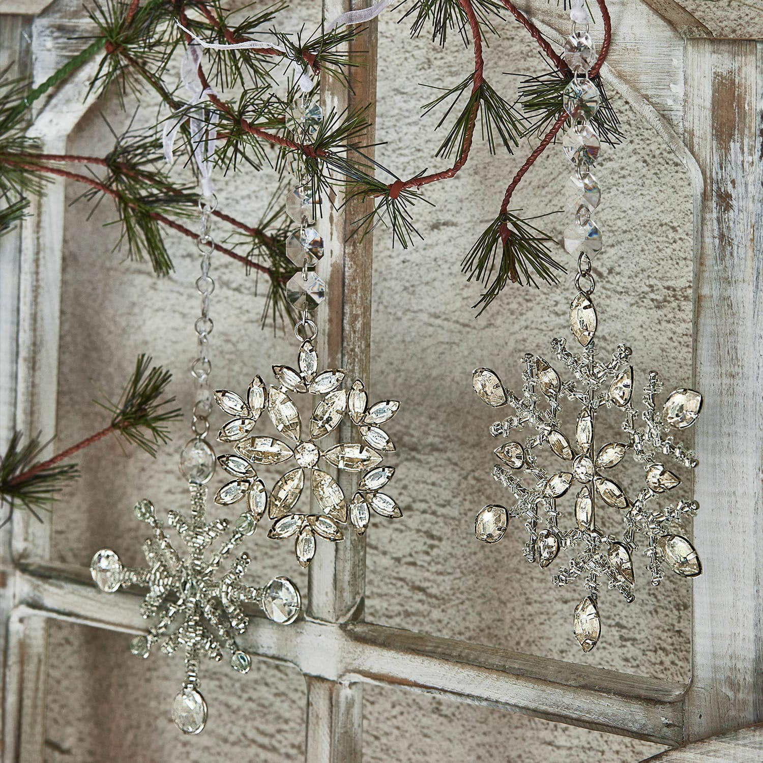 Set de 3 colgantes Aleyna Adornos navideños en forma de copos de nieve con cristales transparentes colgados de ramas de pino
