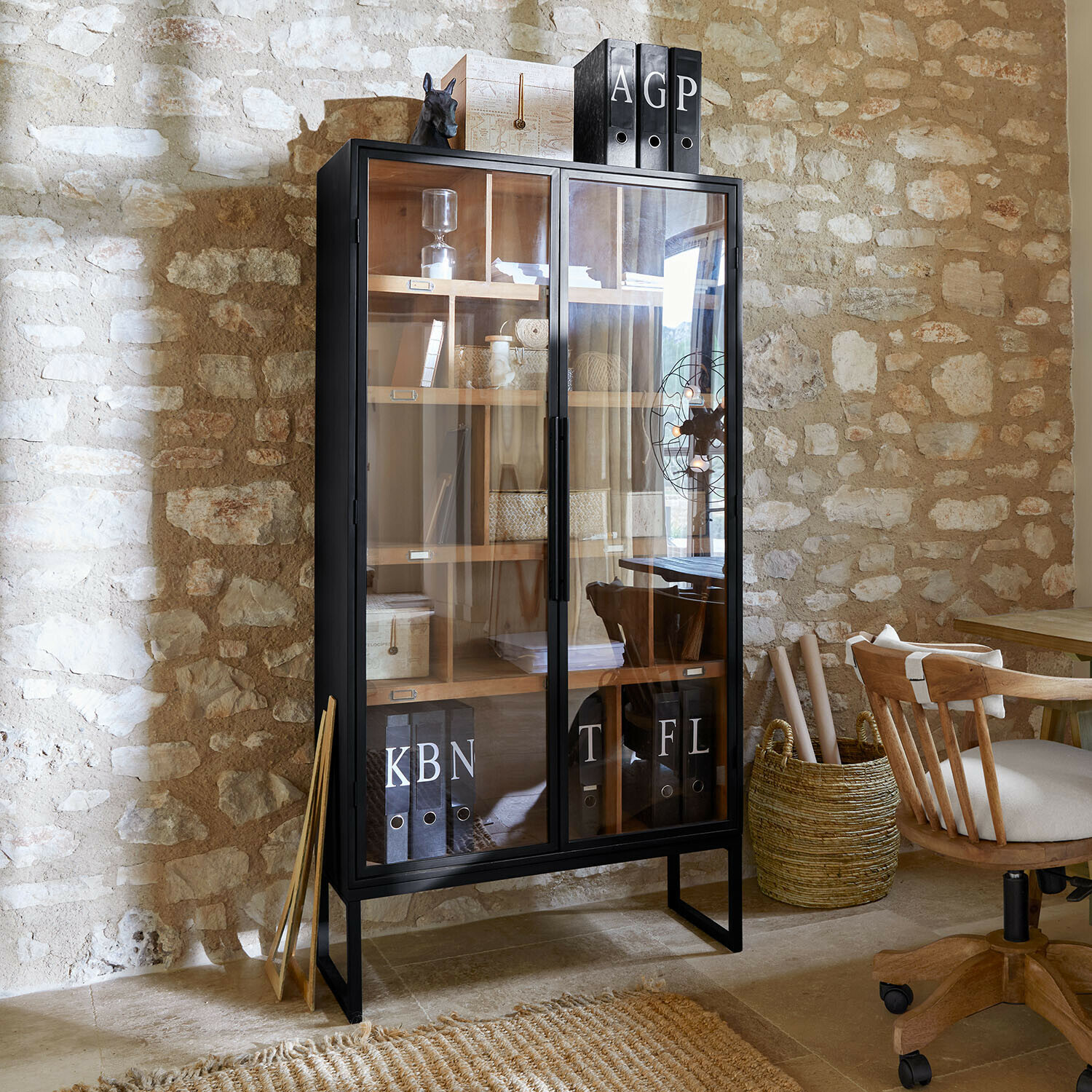 Estantería Fenwicke Vitrina negra de metal con puertas de cristal y estantes de madera en oficina de estilo rústico
