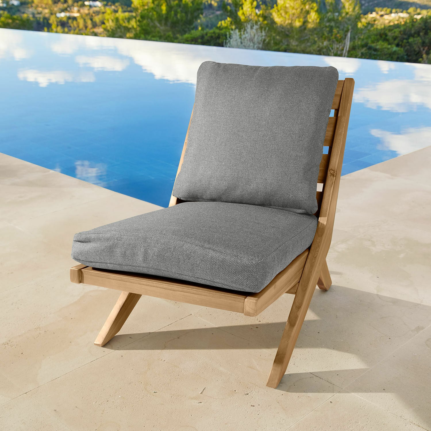 Silla plegable FSC®-100% Montivaux Tumbona de madera de teca con cojines grises, perfecta para relajarse junto a la piscina