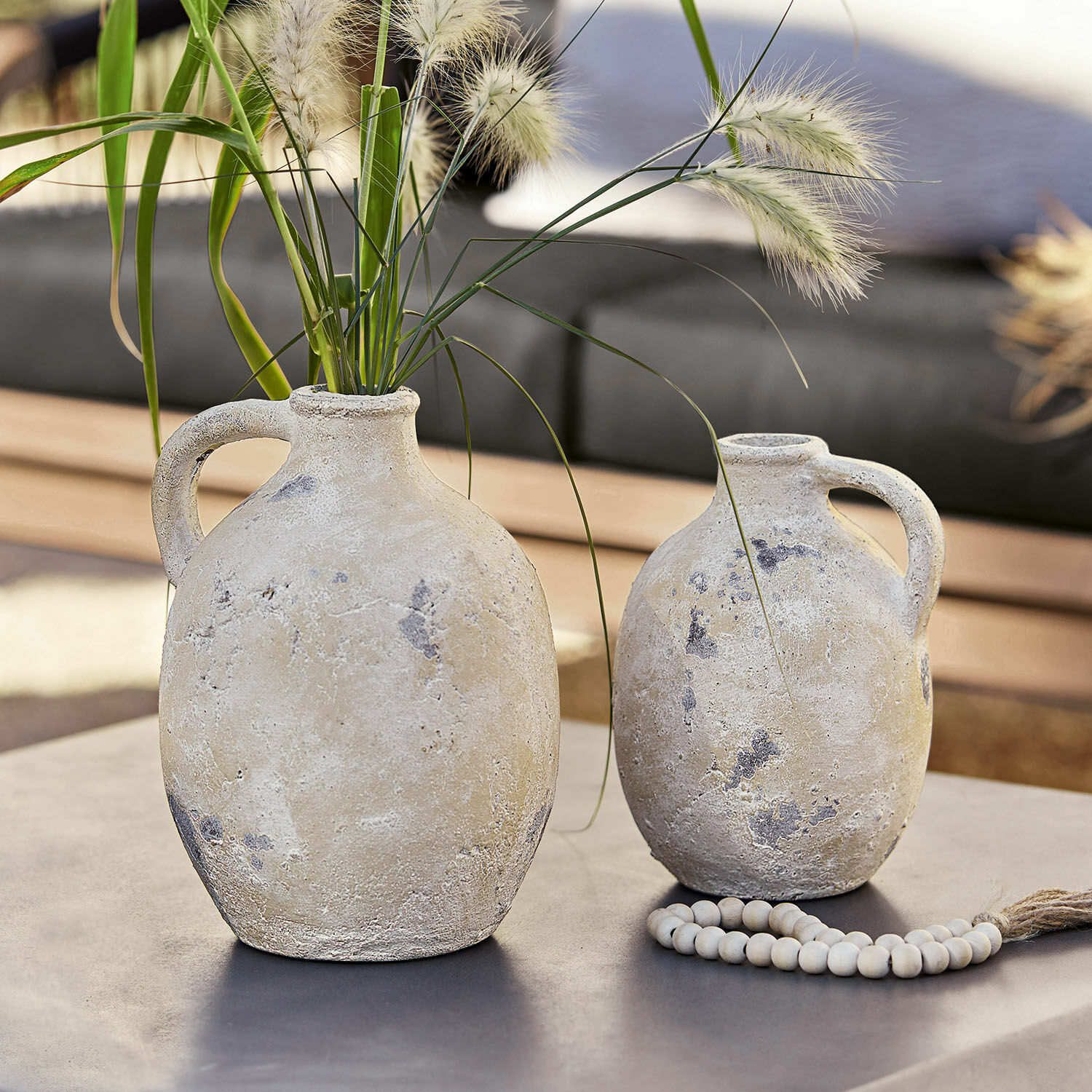 Set de 2 jarrones Yvorne Dos jarrones rústicos de cerámica beige sobre mesa, decoración para interiores y exteriores