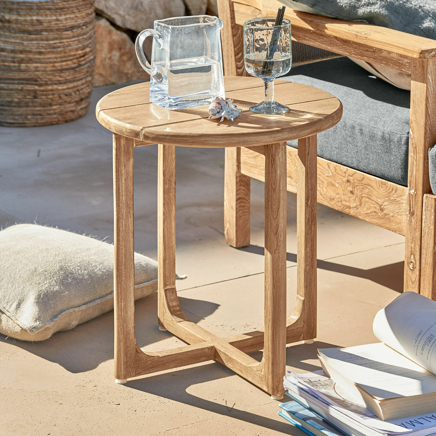 Mesa auxiliar Tewksbury Mesa auxiliar redonda de madera de teca natural para terraza o balcón exterior