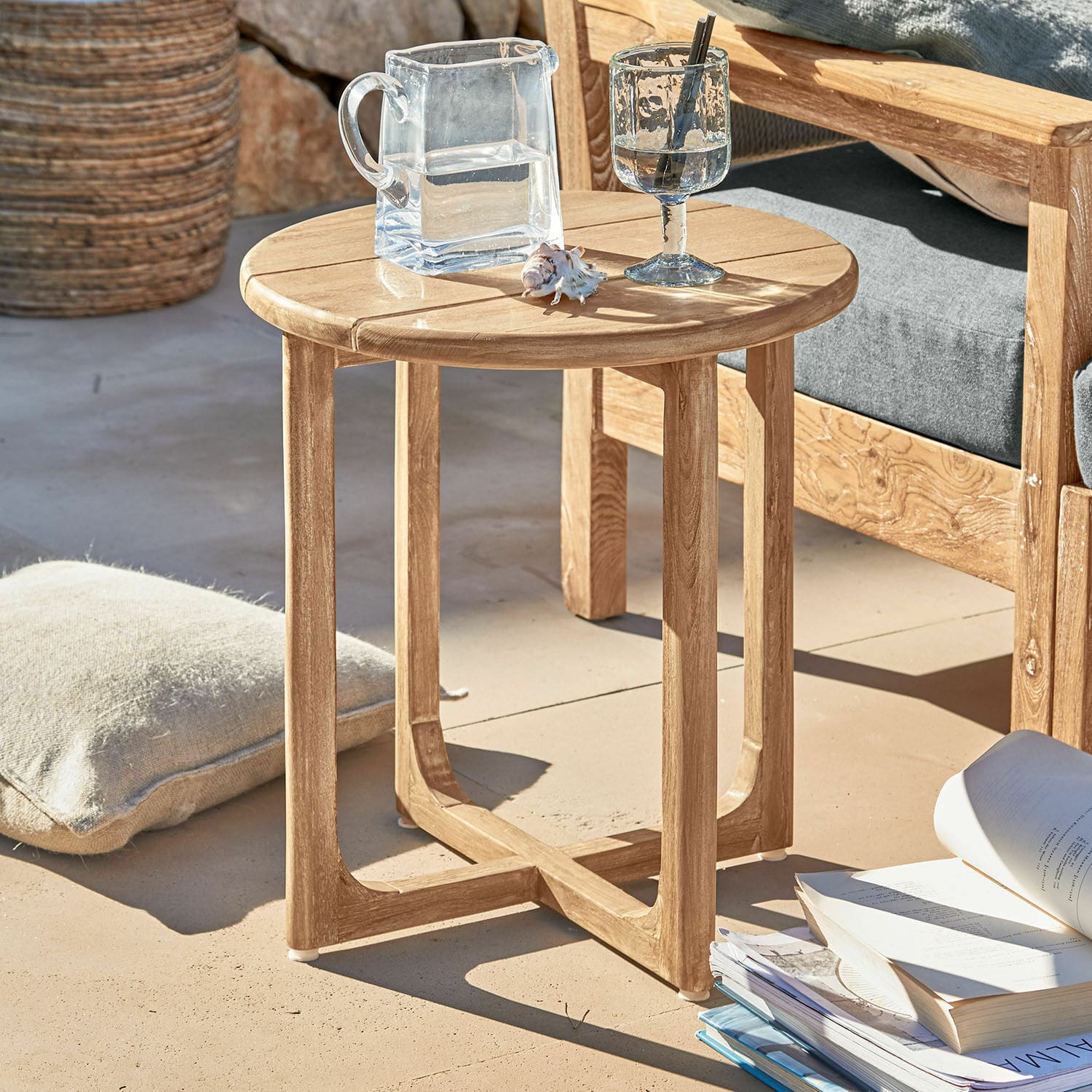 Mesa auxiliar Tewksbury Mesa auxiliar redonda de madera de teca natural para terraza o balcón exterior