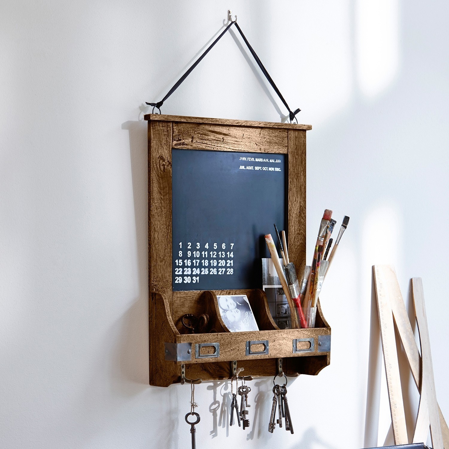 Organizador Taney Pizarra de madera con calendario, soporte para pinceles y ganchos para llaves de pared