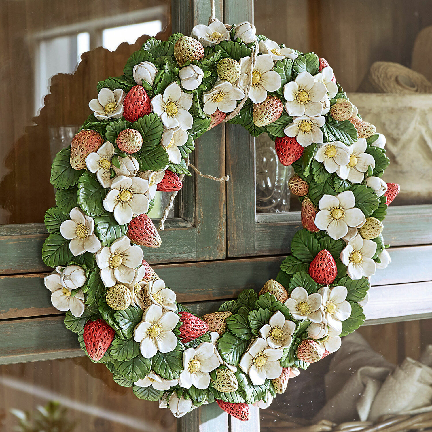 Corona Strawberry Corona decorativa con flores blancas y fresas rojas y amarillas sobre hojas verdes, decoración de pared