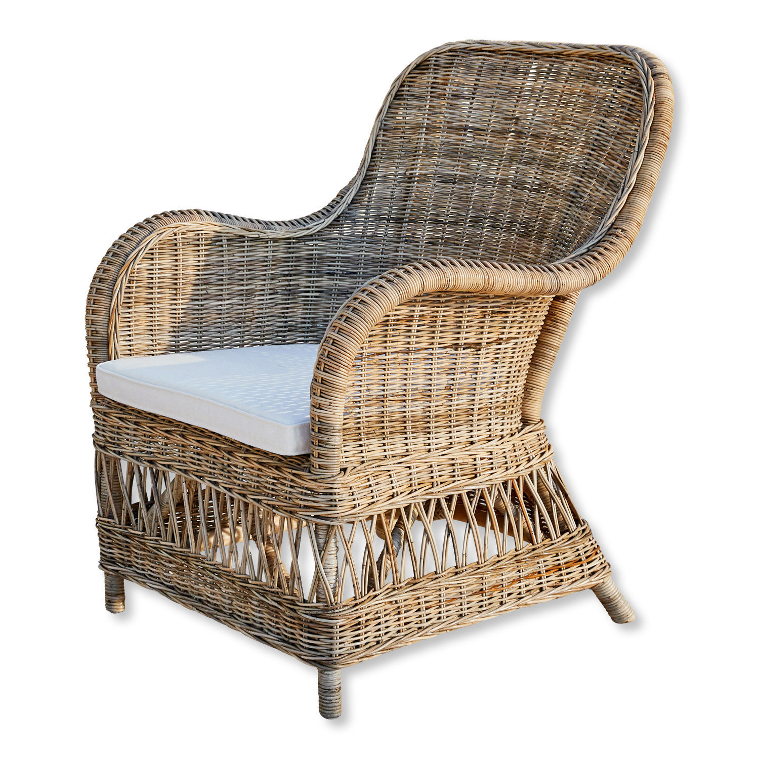 Sillón de ratán natural con cojín blanco, ideal para salón y jardín cómodo