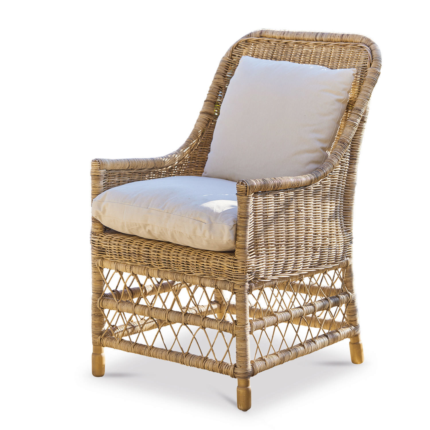 Sillón de ratán natural con cojines crema, ideal para salón y jardín cómodo