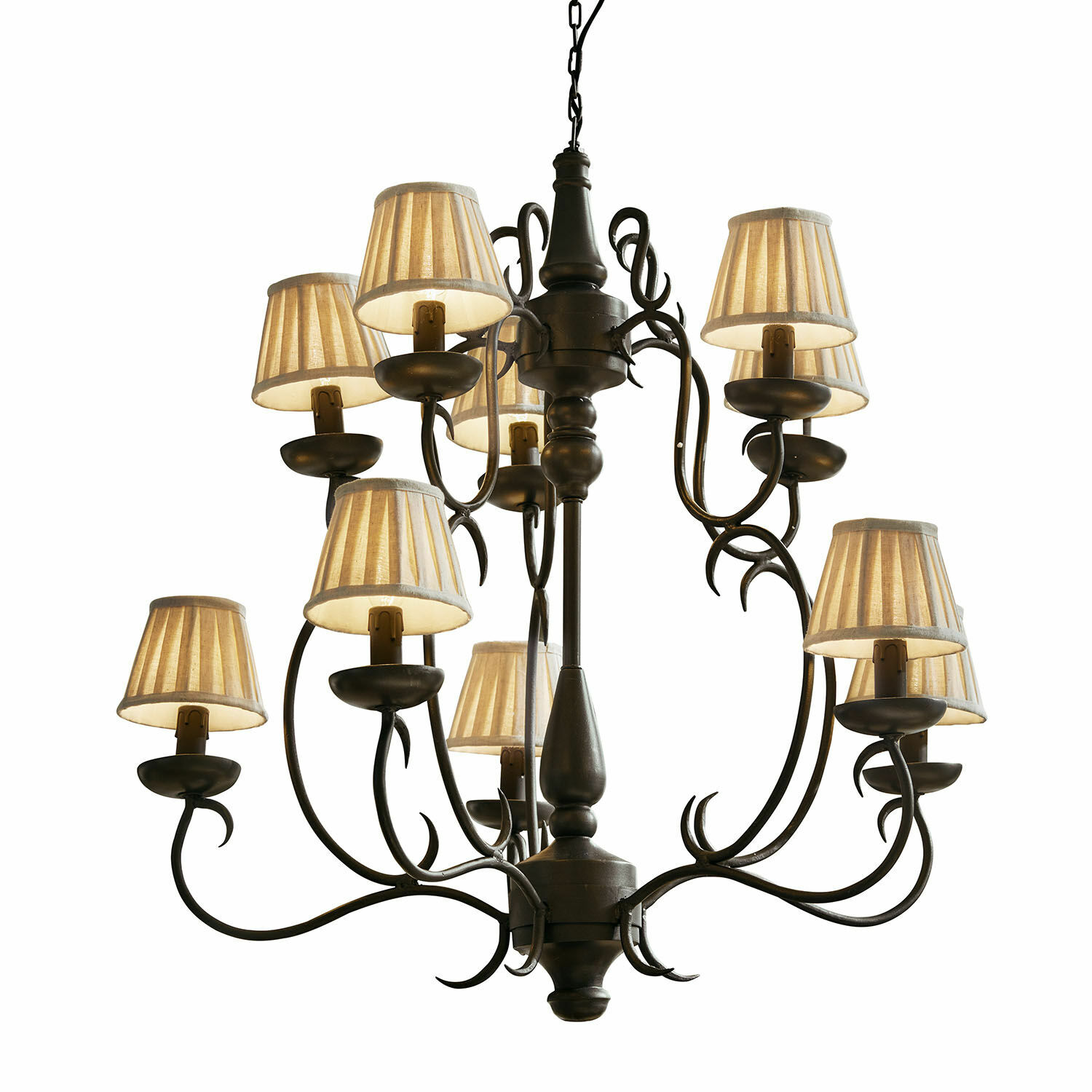 Lámpara de araña clásica de metal negro con pantallas crema, iluminación elegante para salón