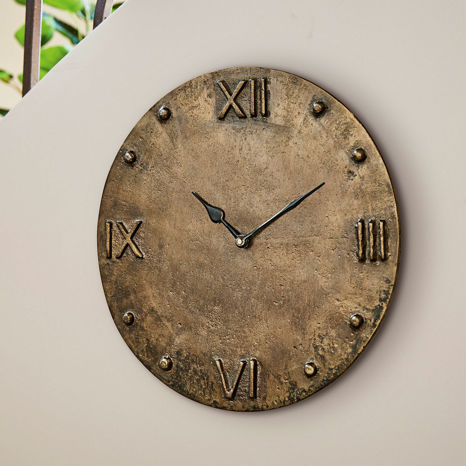 Reloj Kaleens Reloj de pared redondo de metal color oro envejecido con números romanos y manecillas negras