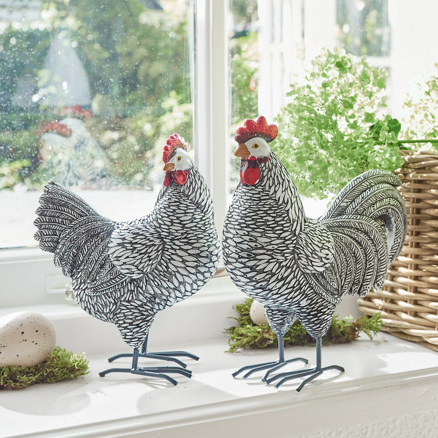 Set de 2 gallinas decorativas Mannis Figuras decorativas de gallo y gallina de metal en blanco y negro sobre alféizar con plantas verdes
