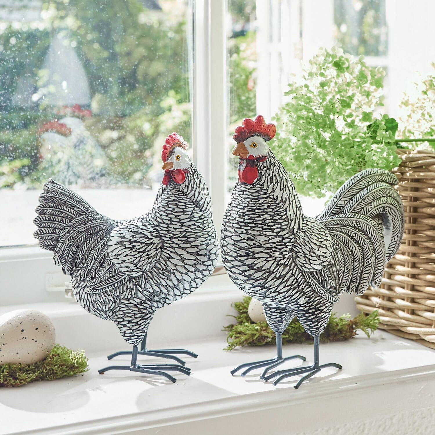 Set de 2 gallinas decorativas Mannis Figuras decorativas de gallo y gallina de metal en blanco y negro sobre alféizar con plantas verdes