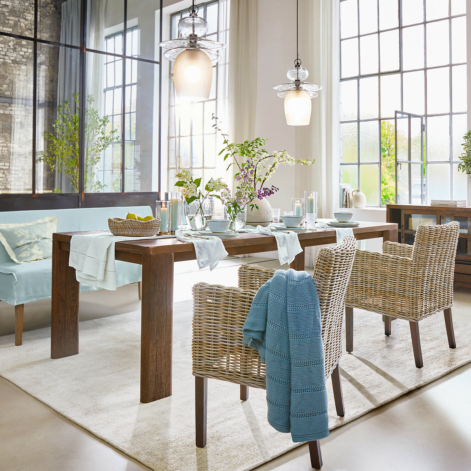 Mesa Gianoro Comedor con mesa de madera, sillas de mimbre y lámparas decorativas de estilo rústico