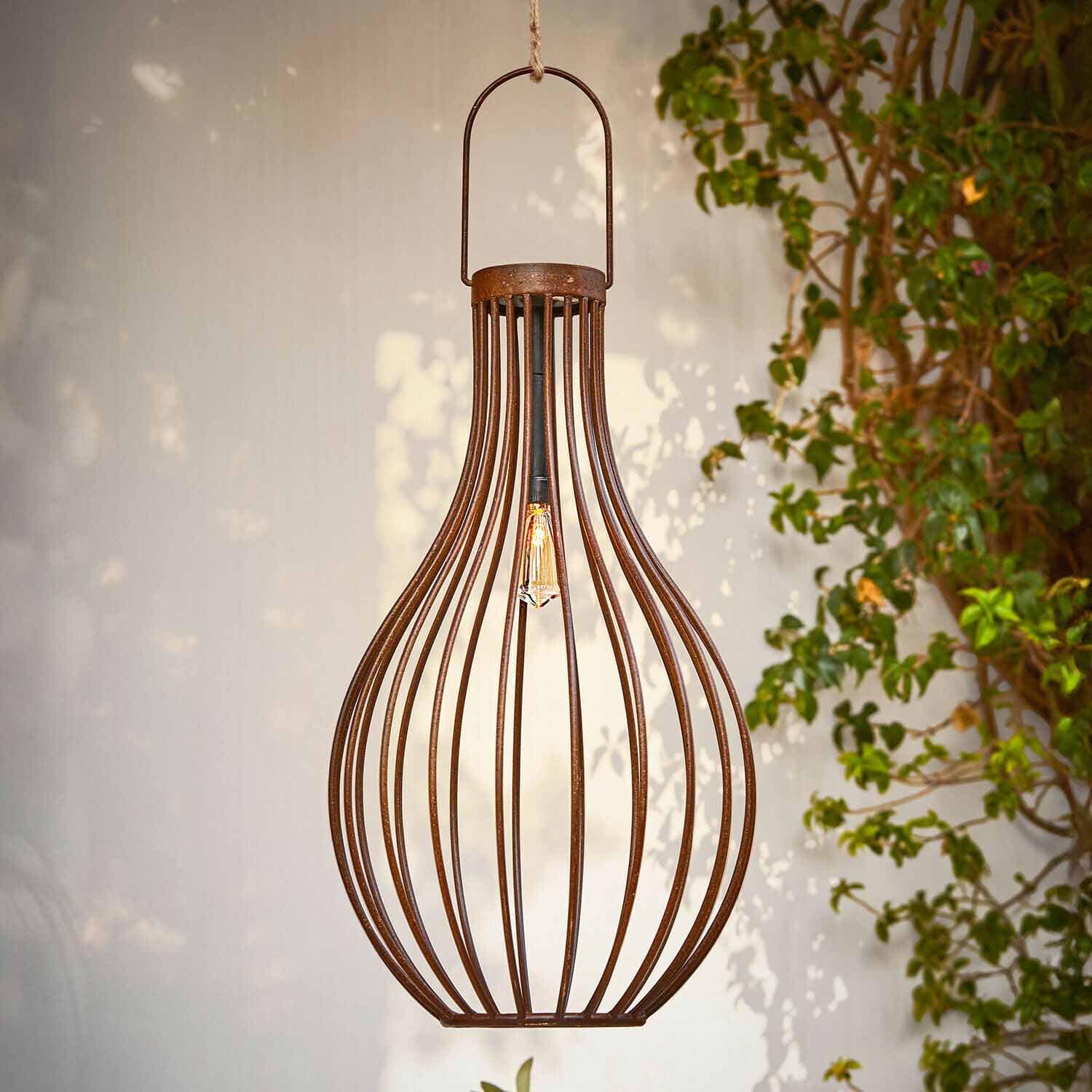 Lámpara colgante de metal oxidado en forma de pera con bombilla visible, decoración para jardín