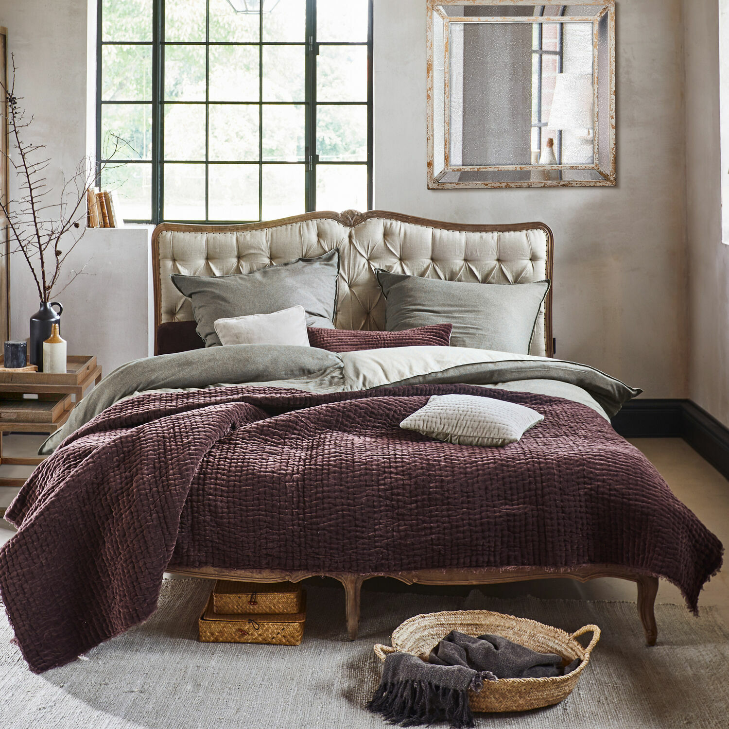 Cama Declaire Cama con cabecero beige acolchado y colcha morada de tela estilo vintage