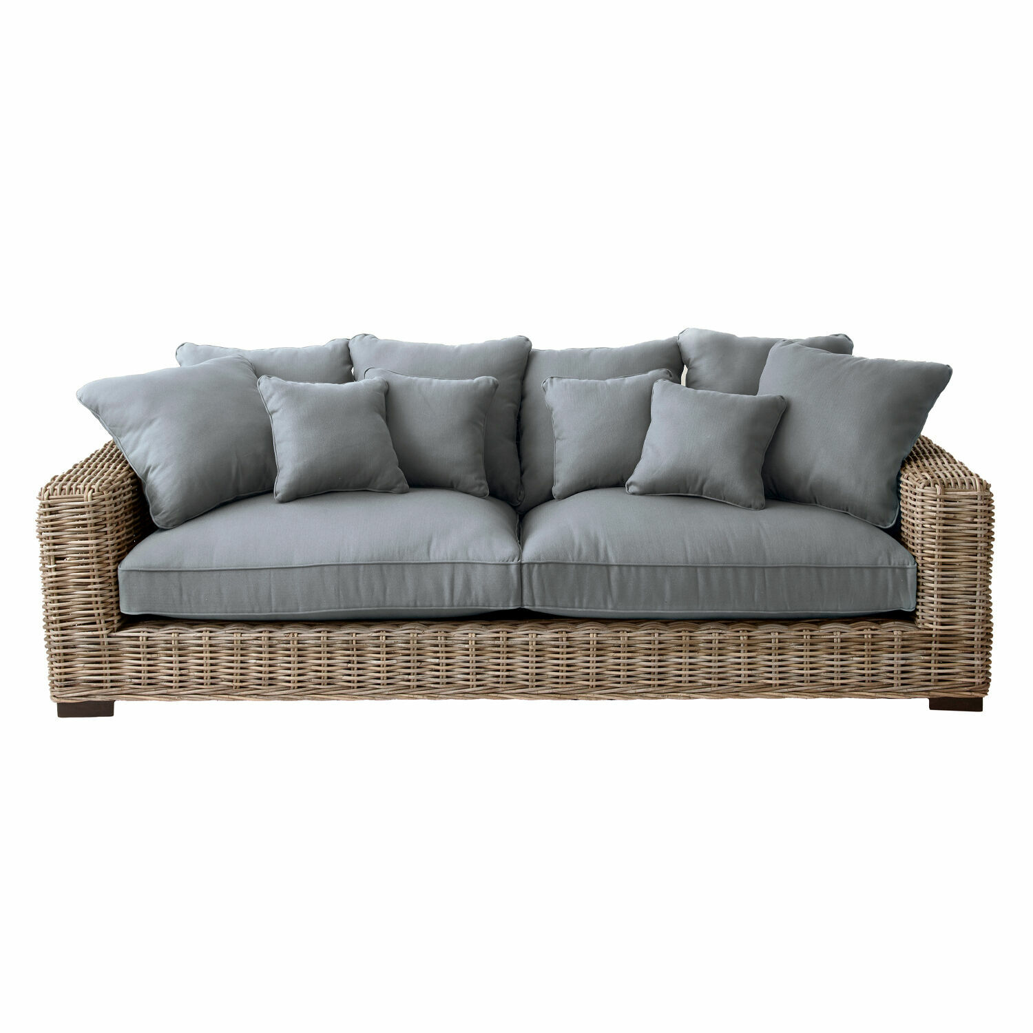 Sofá de ratán con cojines grises, mueble cómodo para sala de estar