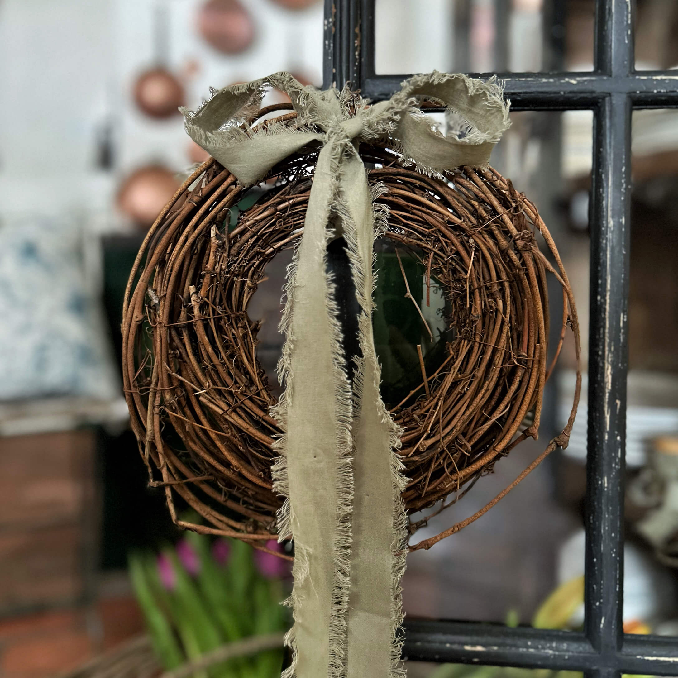 Corona decorativa de ramas naturales con cinta beige deshilachada para decoración interior