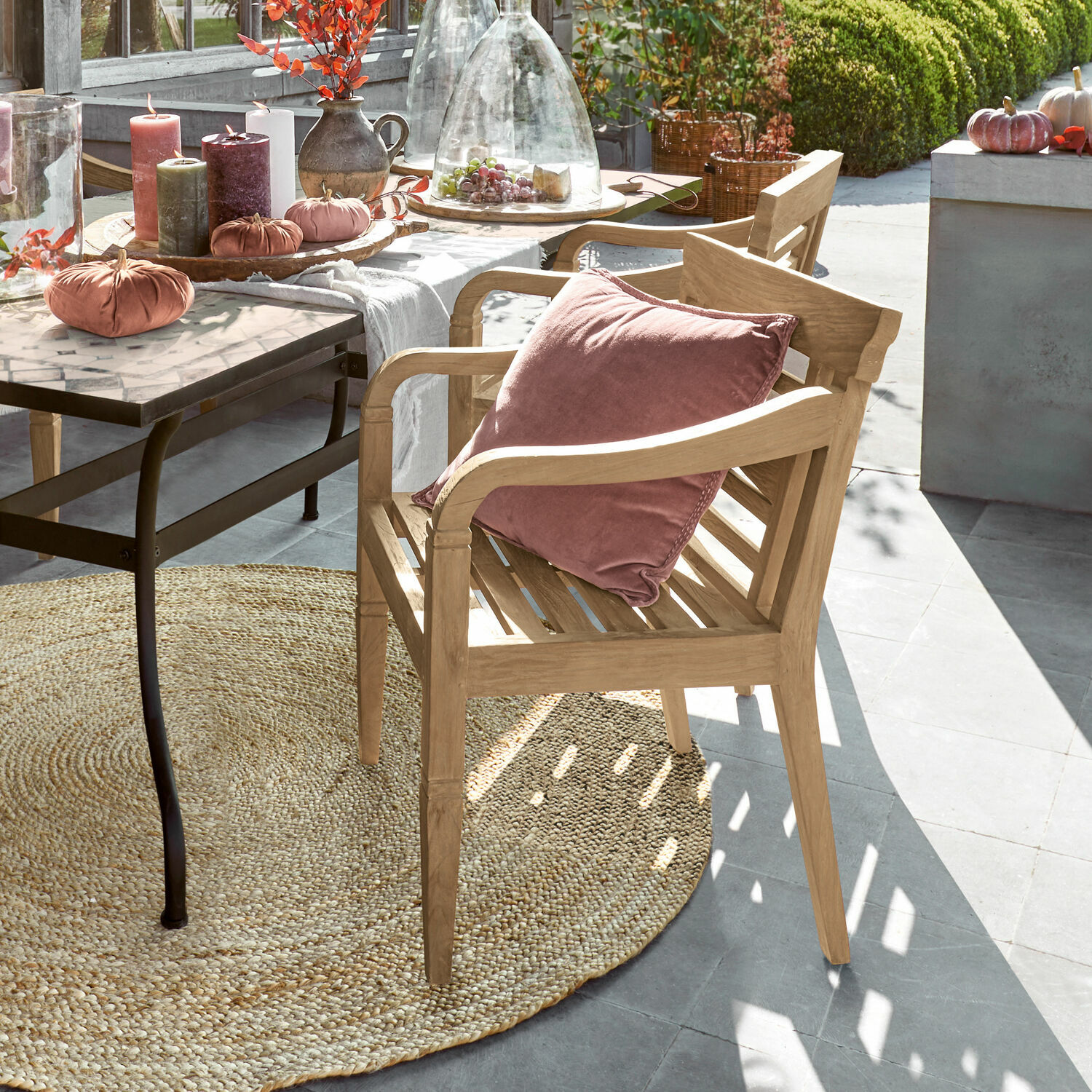 Silla Fairwood Silla de jardín de madera clara con cojín rosa, decoración otoñal y mesa con superficie de mármol