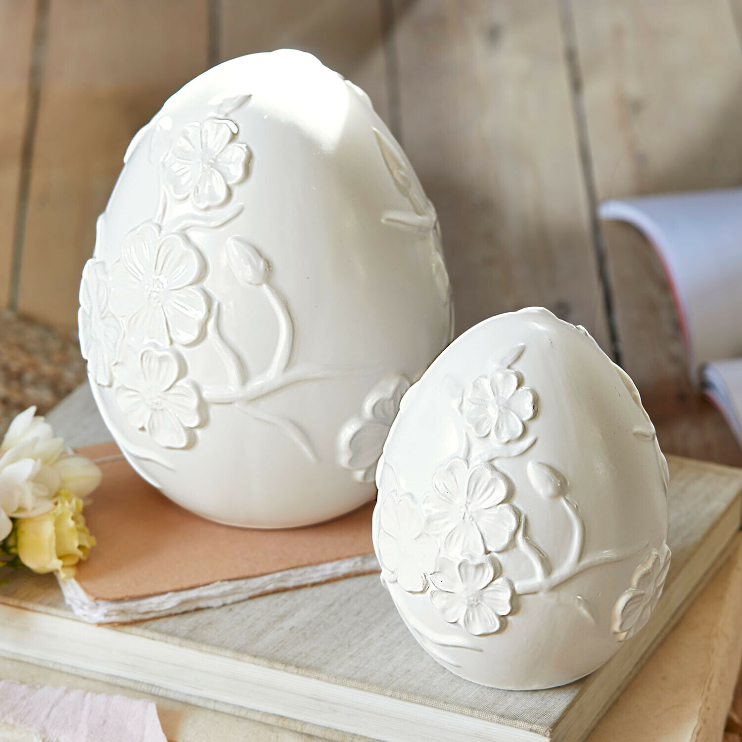 Set de 2 huevos de Pascua Vent Élysien Huevos decorativos de cerámica blanca con relieve floral sobre libros, adorno primaveral
