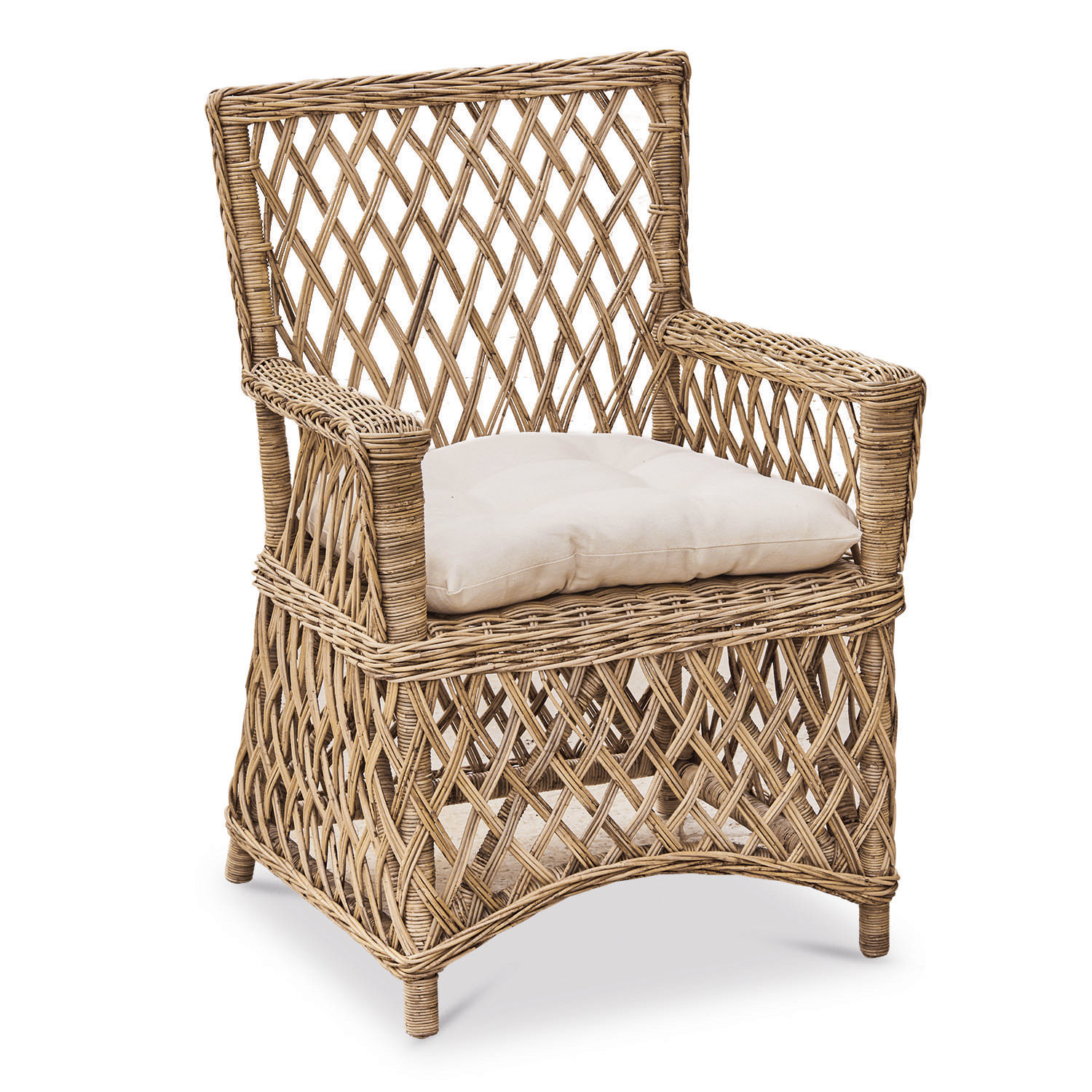 Sillón de ratán color natural con cojín claro, ideal para salón y jardín