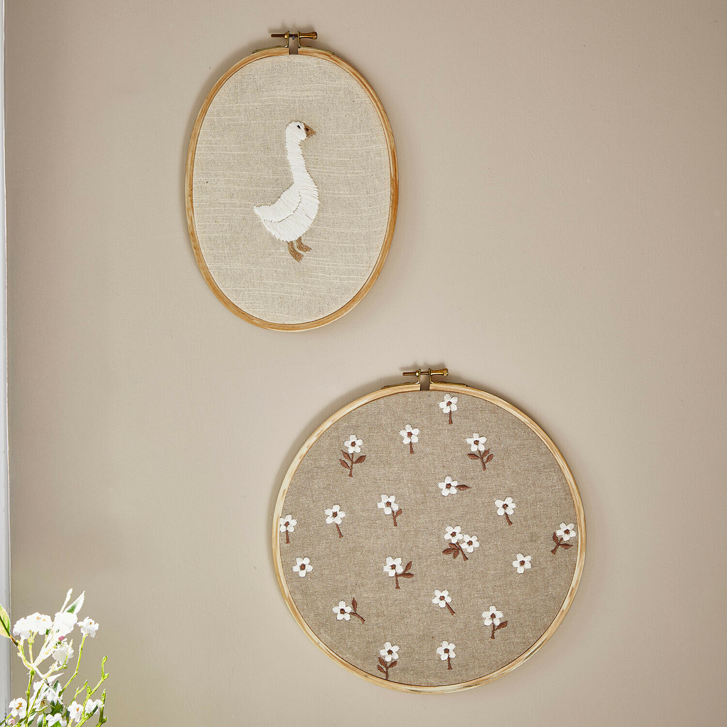 Set de 2 cuadros Tillyboo Dos bastidores bordados de lino natural con ganso blanco y patrón floral en la pared