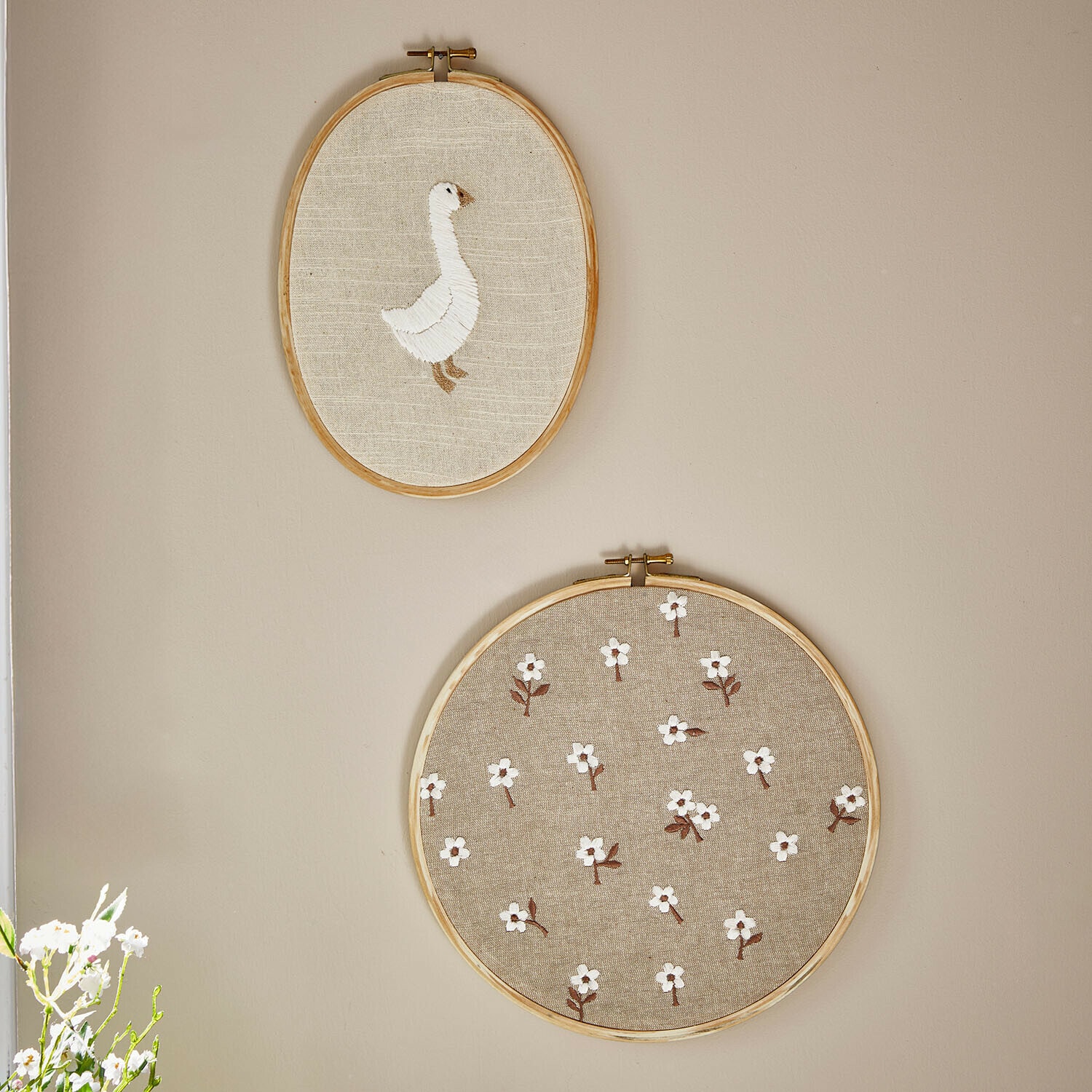 Set de 2 cuadros Tillyboo Dos bastidores bordados de lino natural con ganso blanco y patrón floral en la pared
