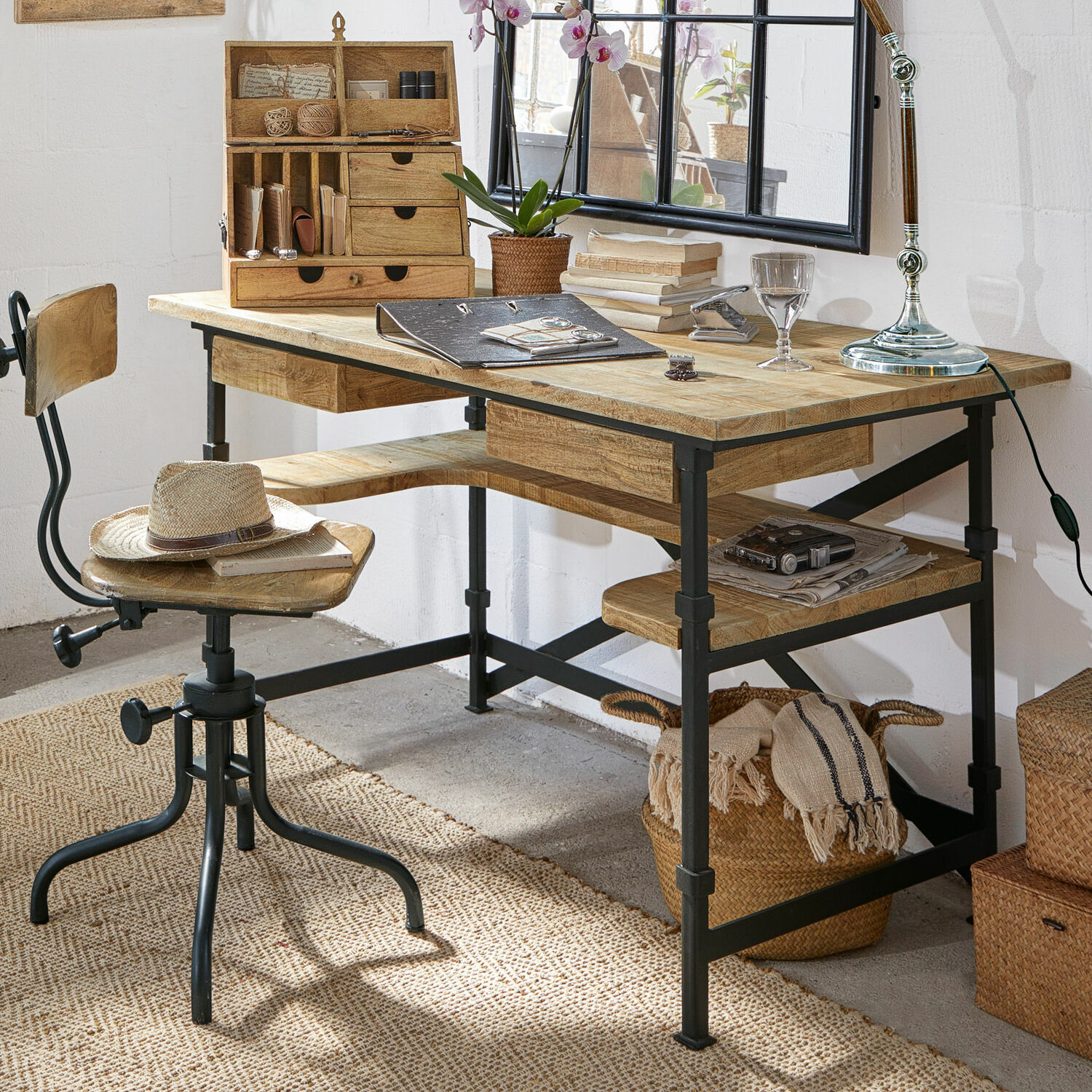 Escritorio Glenwood Escritorio y silla de madera y metal estilo industrial con decoración y lámpara de escritorio