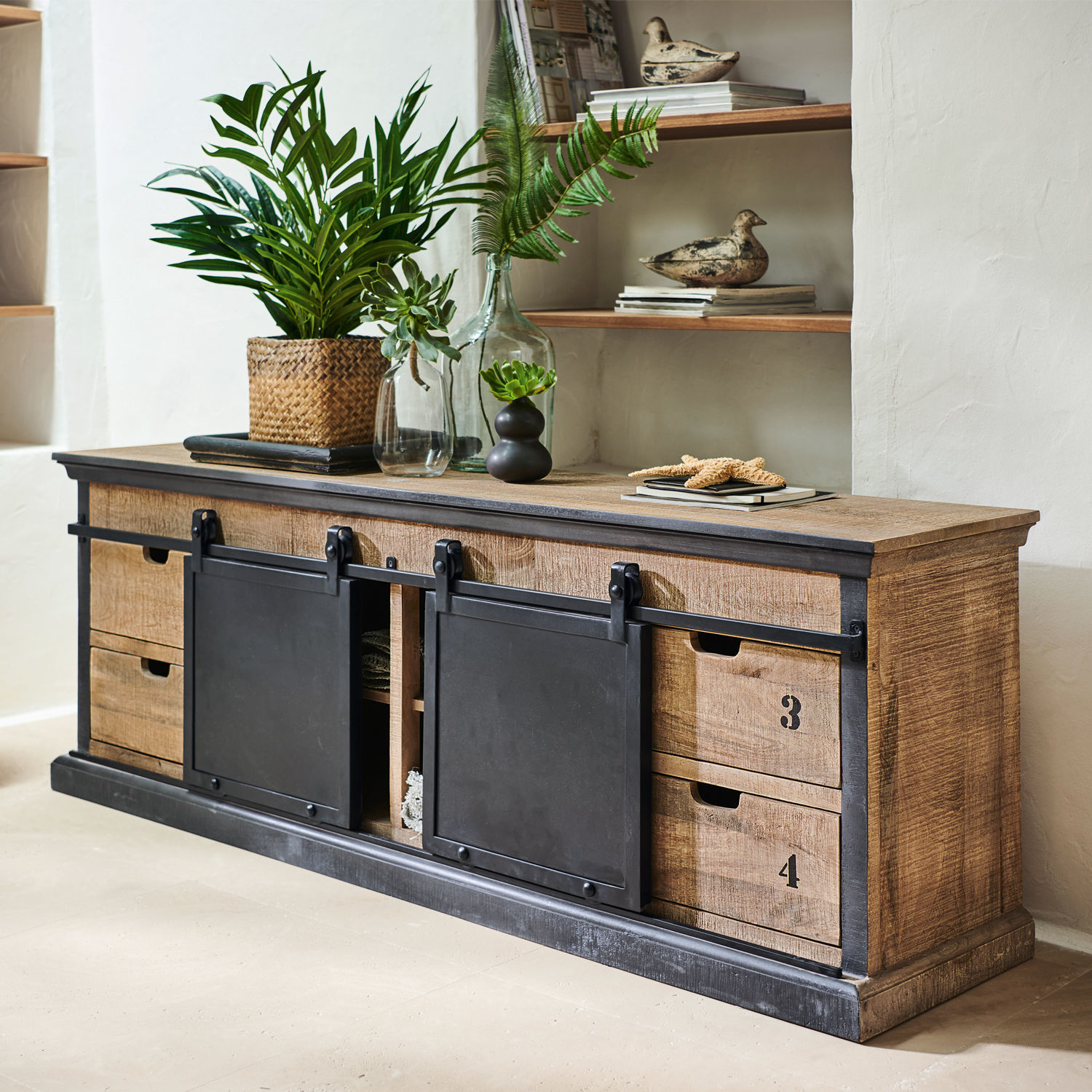 Aparador Vulmont Aparador de madera de mango con puertas correderas de metal negro y plantas decorativas estilo industrial