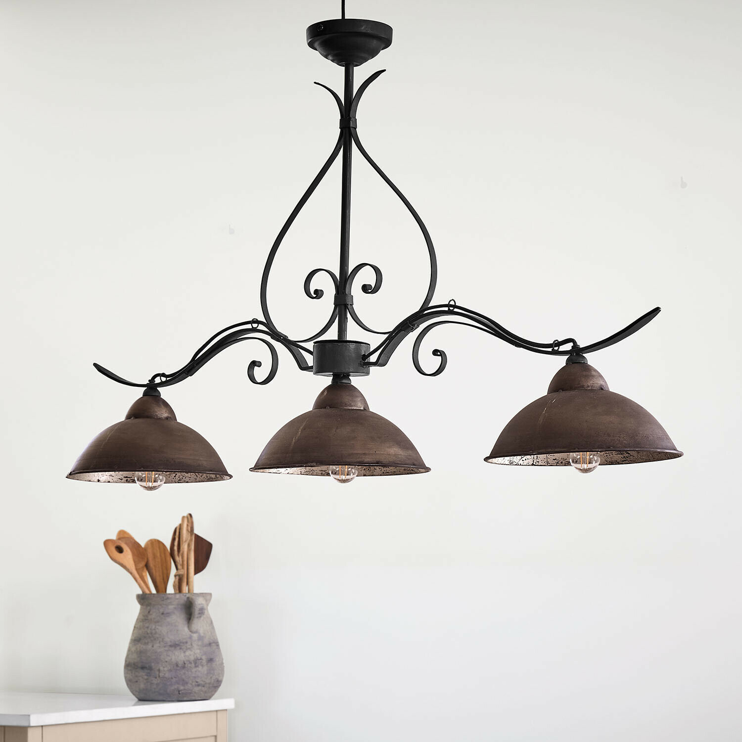 Lámpara colgante Norhild Lámpara colgante de tres brazos en metal oxidado con adornos negros, iluminación para salón