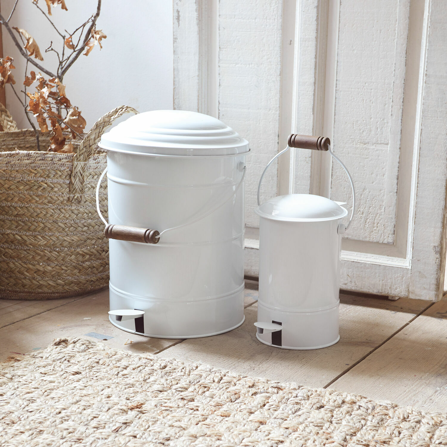 Set de 2 papeleras Pernell Cubos de basura metálicos blancos con pedal y asa de madera sobre suelo de madera clara