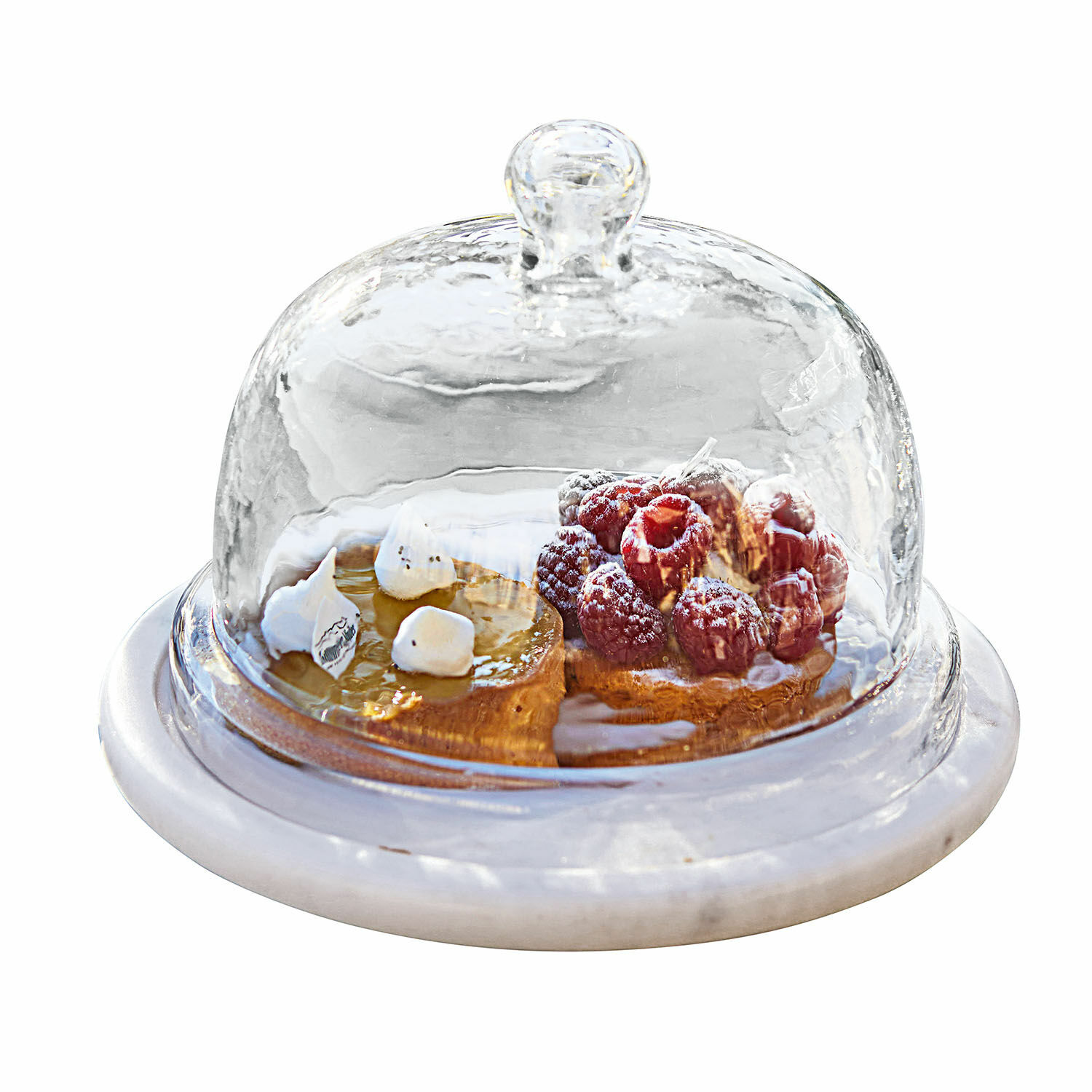 Campana de cristal con plato Barnsdale Campana de cristal sobre base de mármol con pasteles y frambuesas bajo la tapa