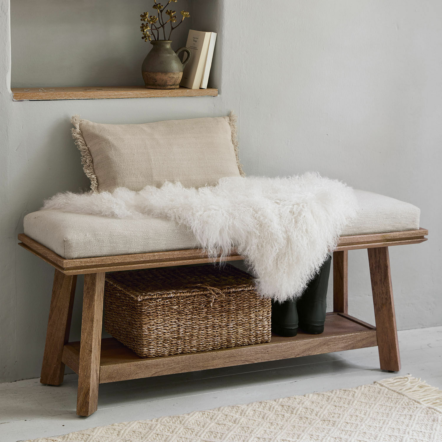 Banco Abington Banco de madera de mango con cojín beige y manta blanca de piel sintética, espacio de almacenamiento práctico