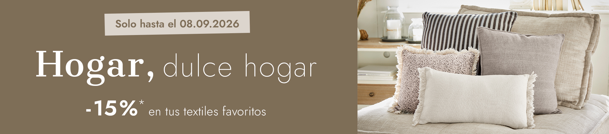 Conjunto de cojines decorativos en tonos beige y marrón sobre sofá, textiles para el hogar
