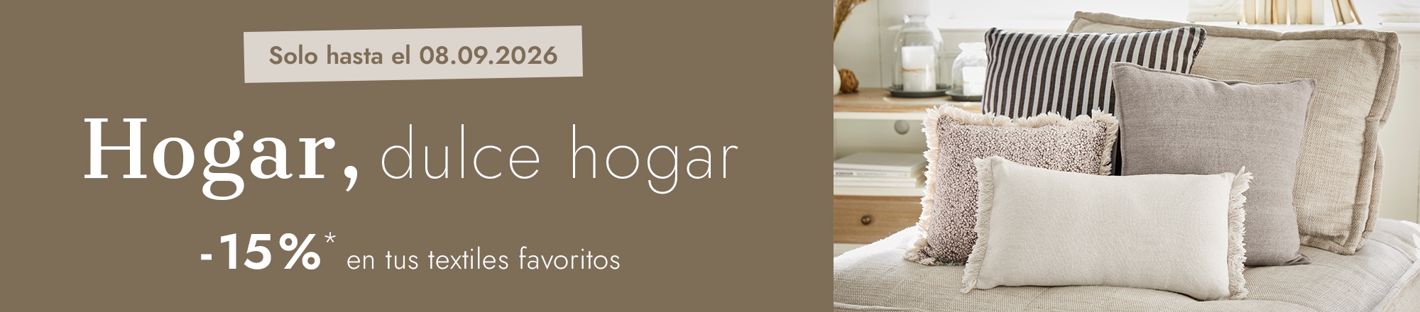 Conjunto de cojines decorativos en tonos beige y marrón sobre sofá, textiles para el hogar