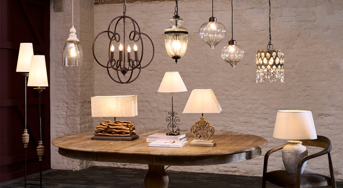 Conjunto de lámparas colgantes y de mesa vintage de metal y vidrio con luz cálida para salón