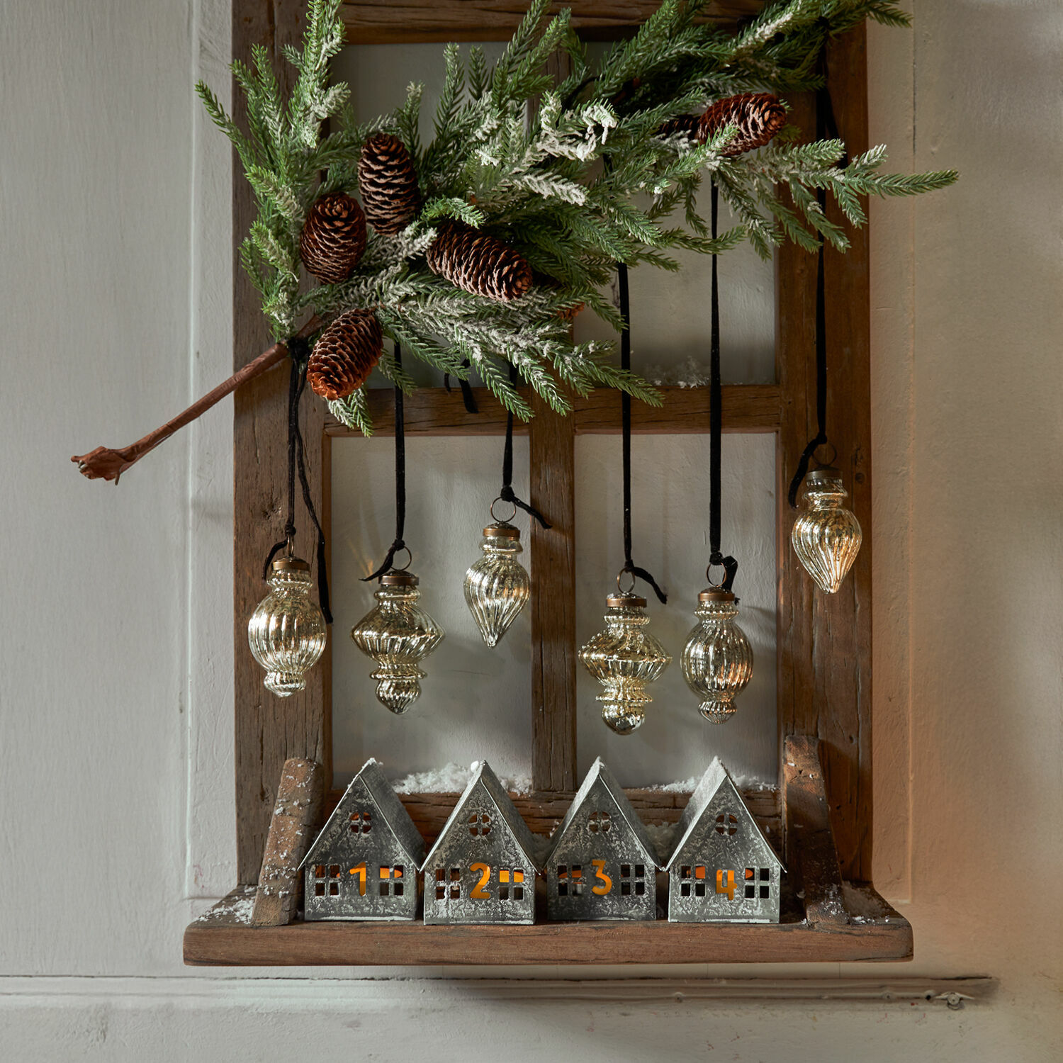 Set de 6 bolas de Navidad Everelles Casitas metálicas numeradas del 1 al 4 con luz, adornos de cristal colgantes y rama de pino decorativa