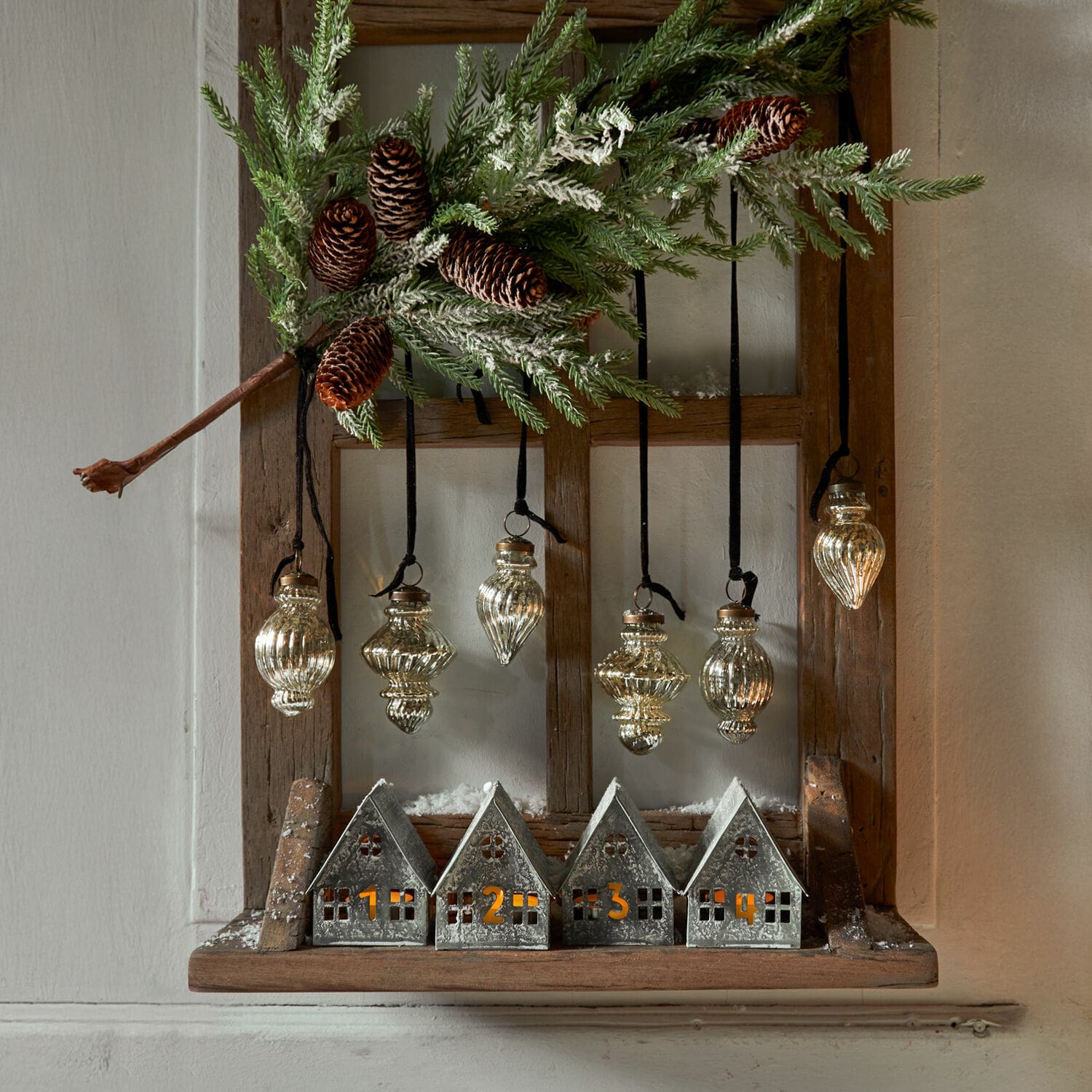 Set de 6 bolas de Navidad Everelles Casitas metálicas numeradas del 1 al 4 con luz, adornos de cristal colgantes y rama de pino decorativa