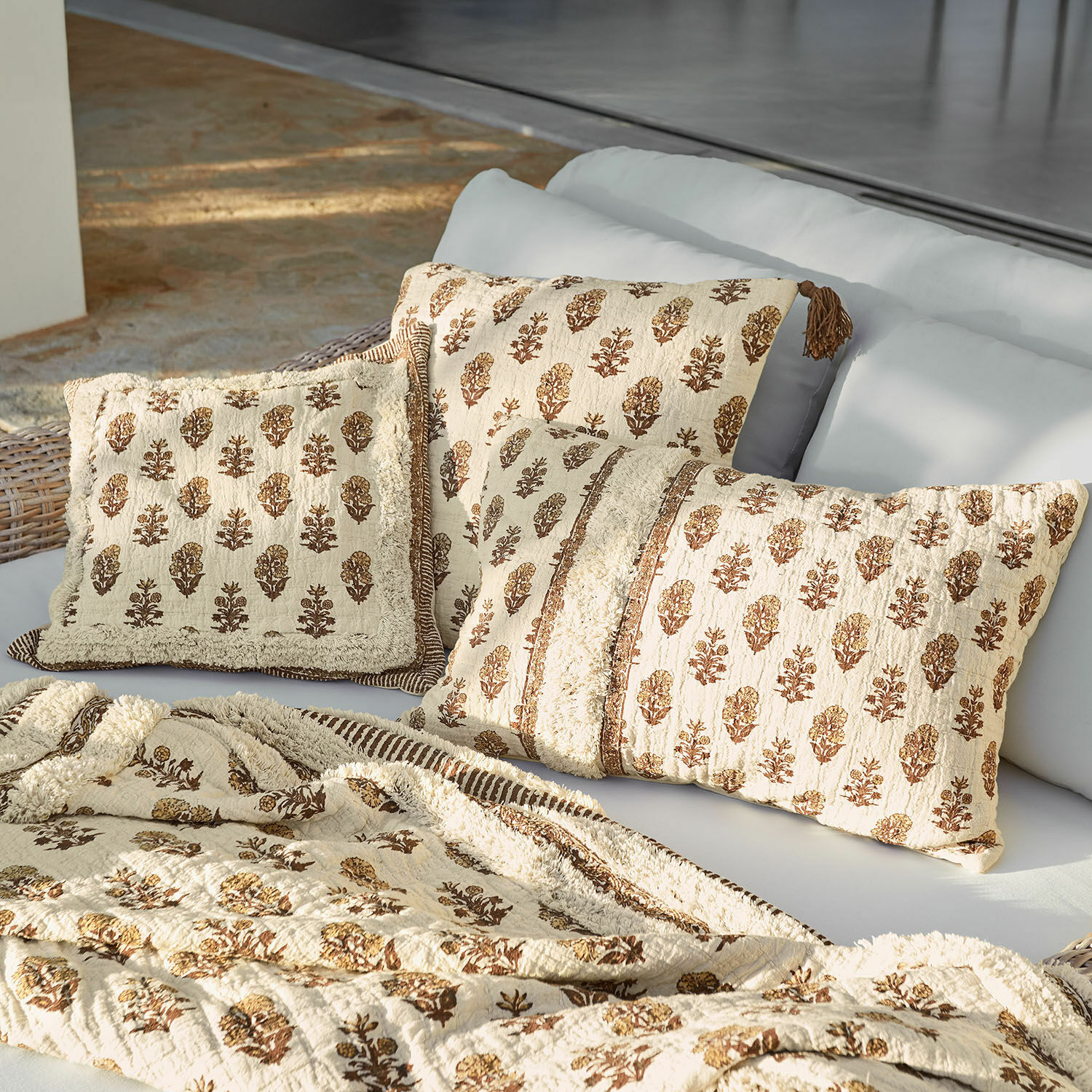 Set de 3 fundas de cojín Arsalan Conjunto de cojines y manta de algodón beige con diseño floral marrón para sala