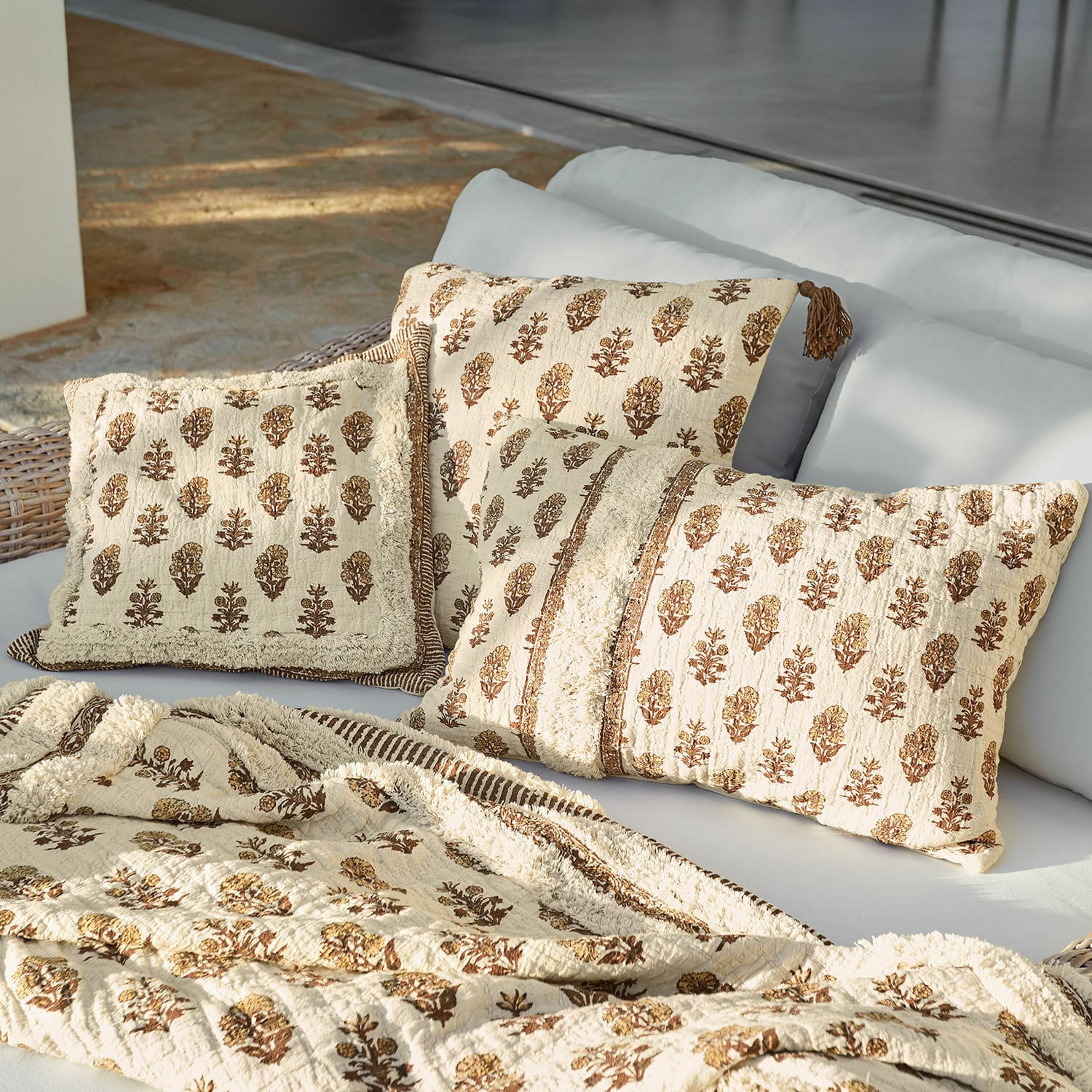 Set de 3 fundas de cojín Arsalan Conjunto de cojines y manta de algodón beige con diseño floral marrón para sala