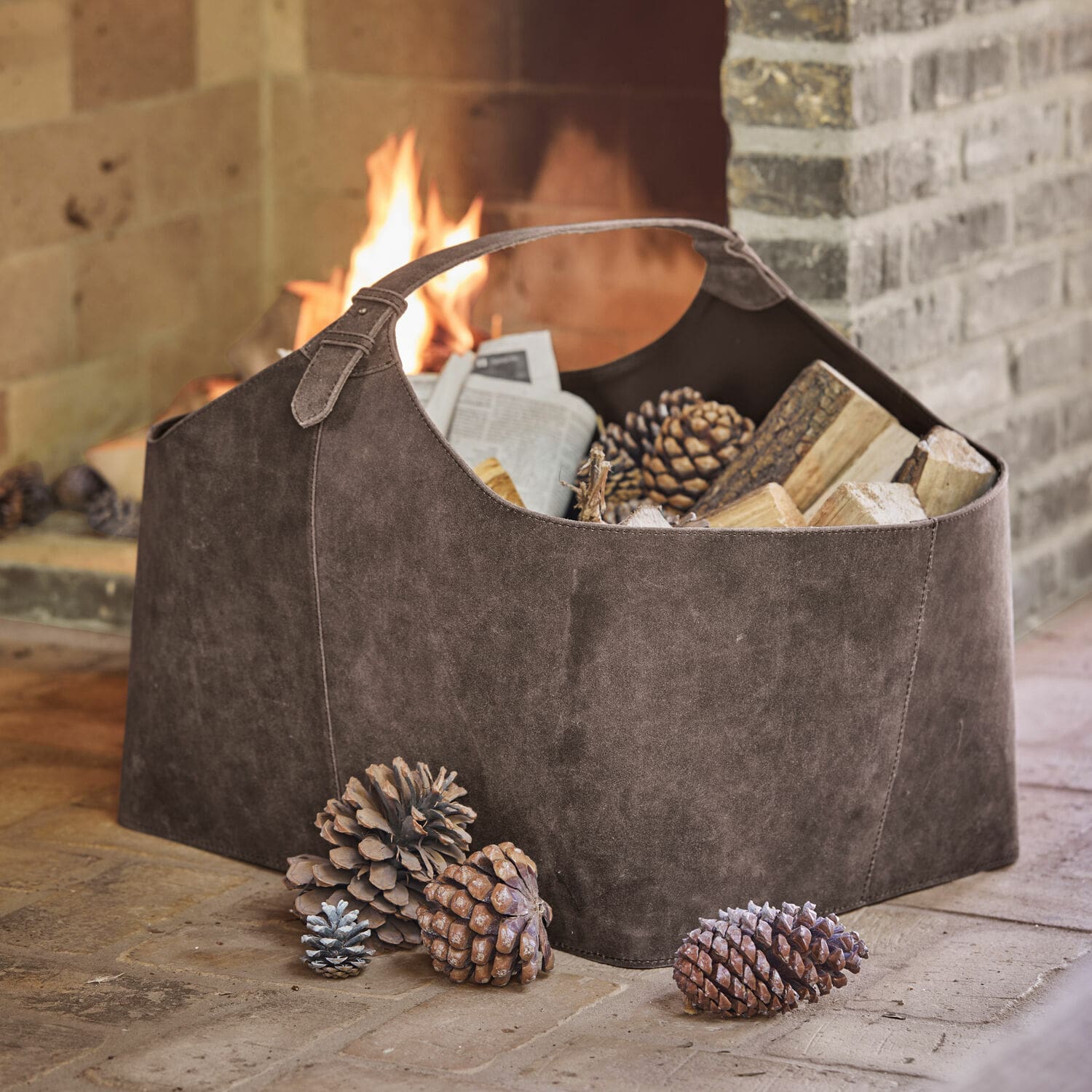 Cesta Redmarsh Cesta de ante marrón con asa, ideal para almacenar leña junto a la chimenea