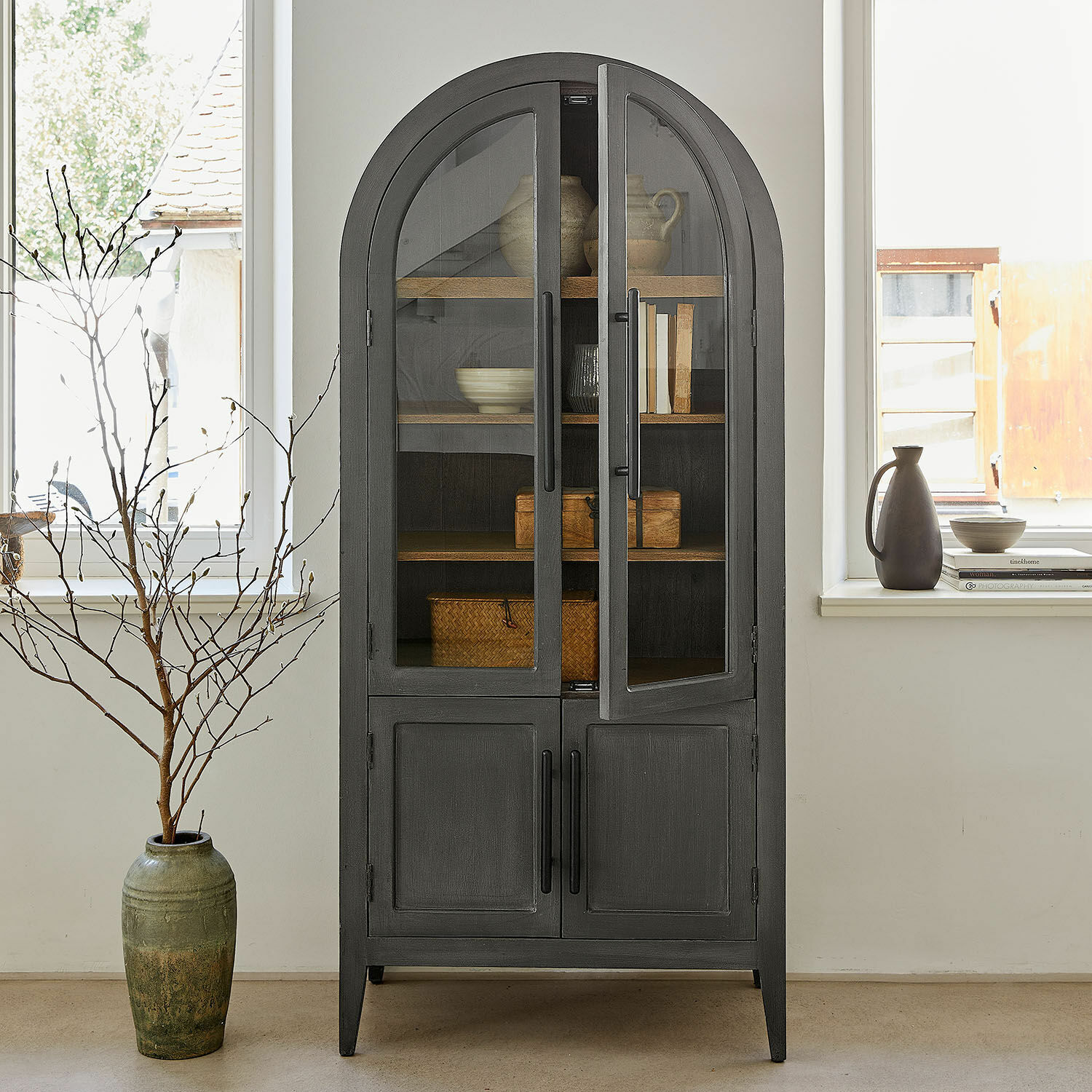 Armario Chaloraine Vitrina negra de madera con puertas de cristal y estantes para decoración y libros en sala