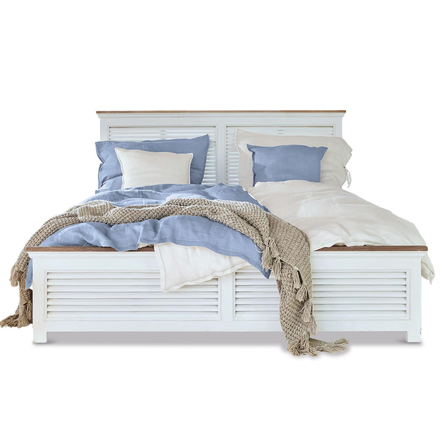 Cama Antje Cama de madera blanca con ropa de cama azul y crema y manta beige, estilo escandinavo moderno