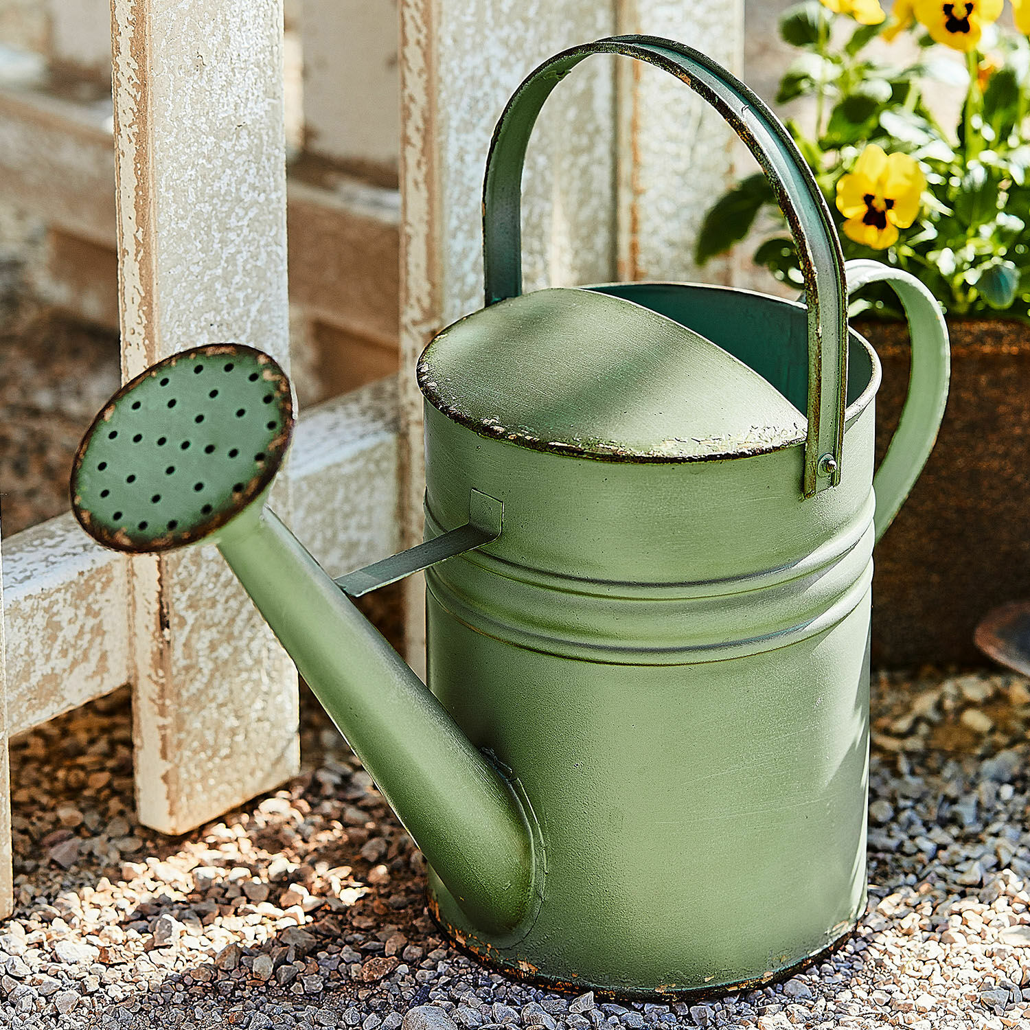 Regadera Elliana Regadera metálica verde con asa y pico para regar plantas en el jardín