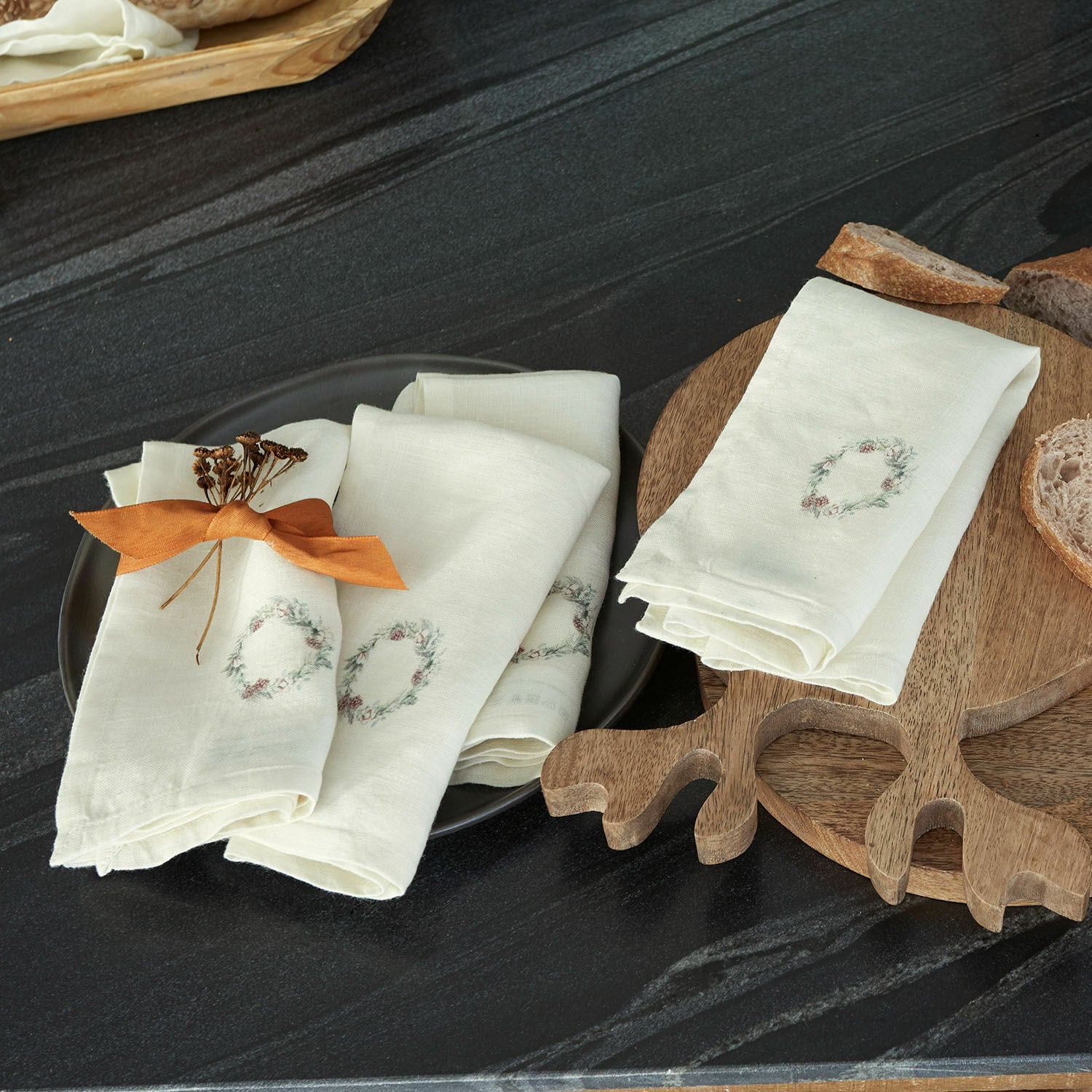 Servilletas de lino crema con delicado diseño floral, decoración de mesa y textiles de cocina