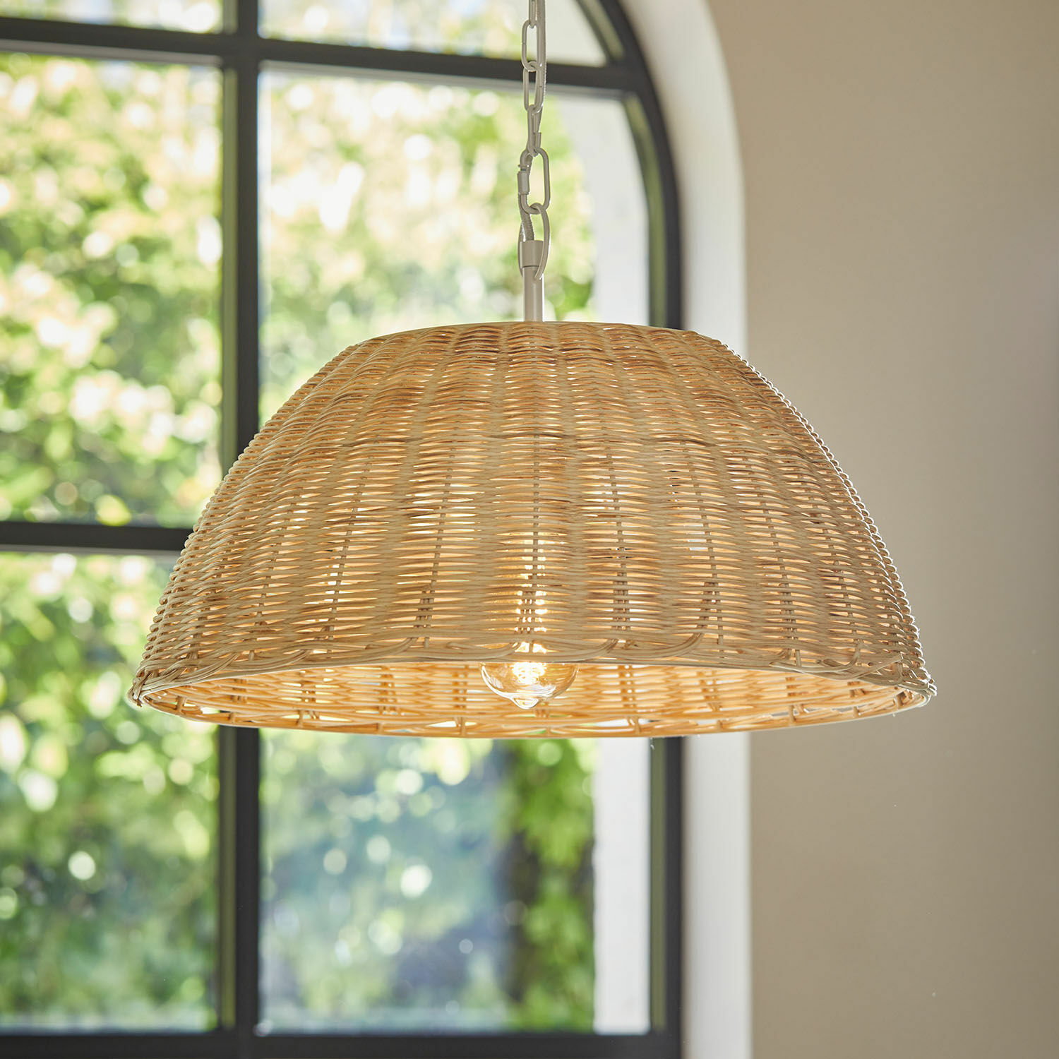 Lámpara colgante de ratán natural en color claro, perfecta para interiores bohemios y diseño ecológico
