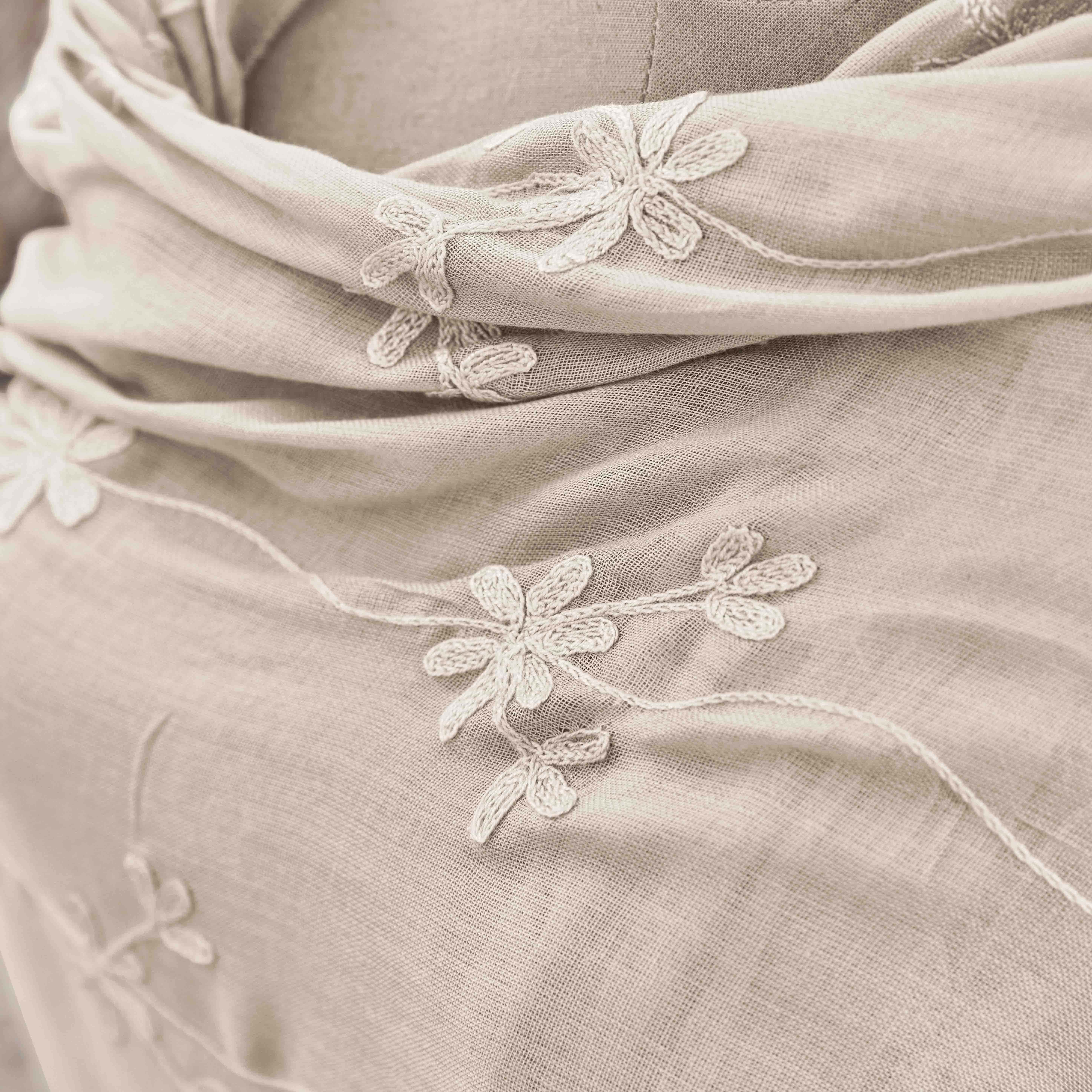 Tela de lino beige con delicados bordados florales, decoración textil para interiores