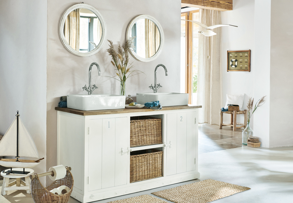 Mueble de baño blanco de madera con dos lavabos y espejos redondos en estilo marítimo