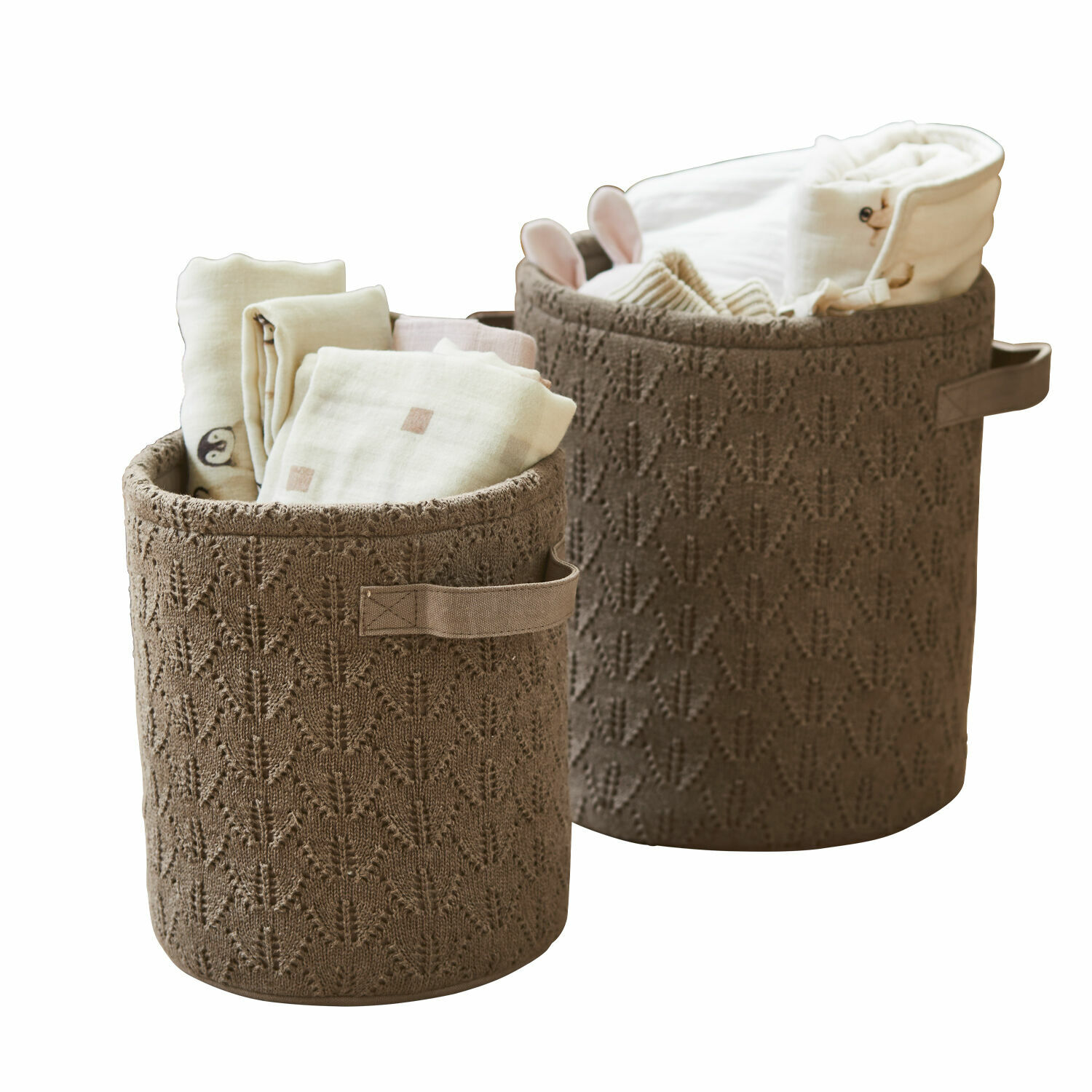 Set de 2 cestas Ernival Cestas tejidas marrones con asas, llenas de telas claras, almacenamiento práctico para el hogar