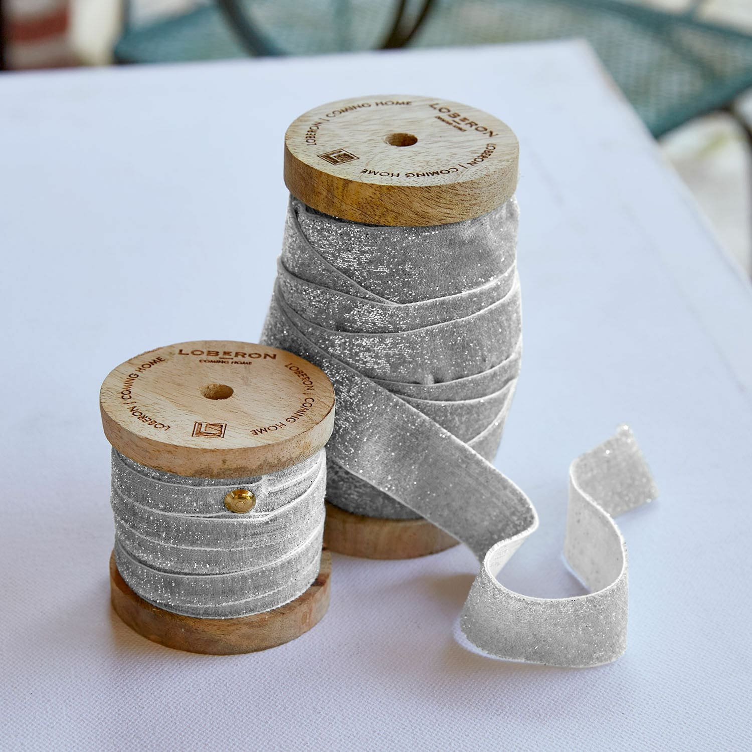 Set de 2 cintas de terciopelo Risorio Cintas de terciopelo gris con brillo en carretes de madera para decoración y manualidades